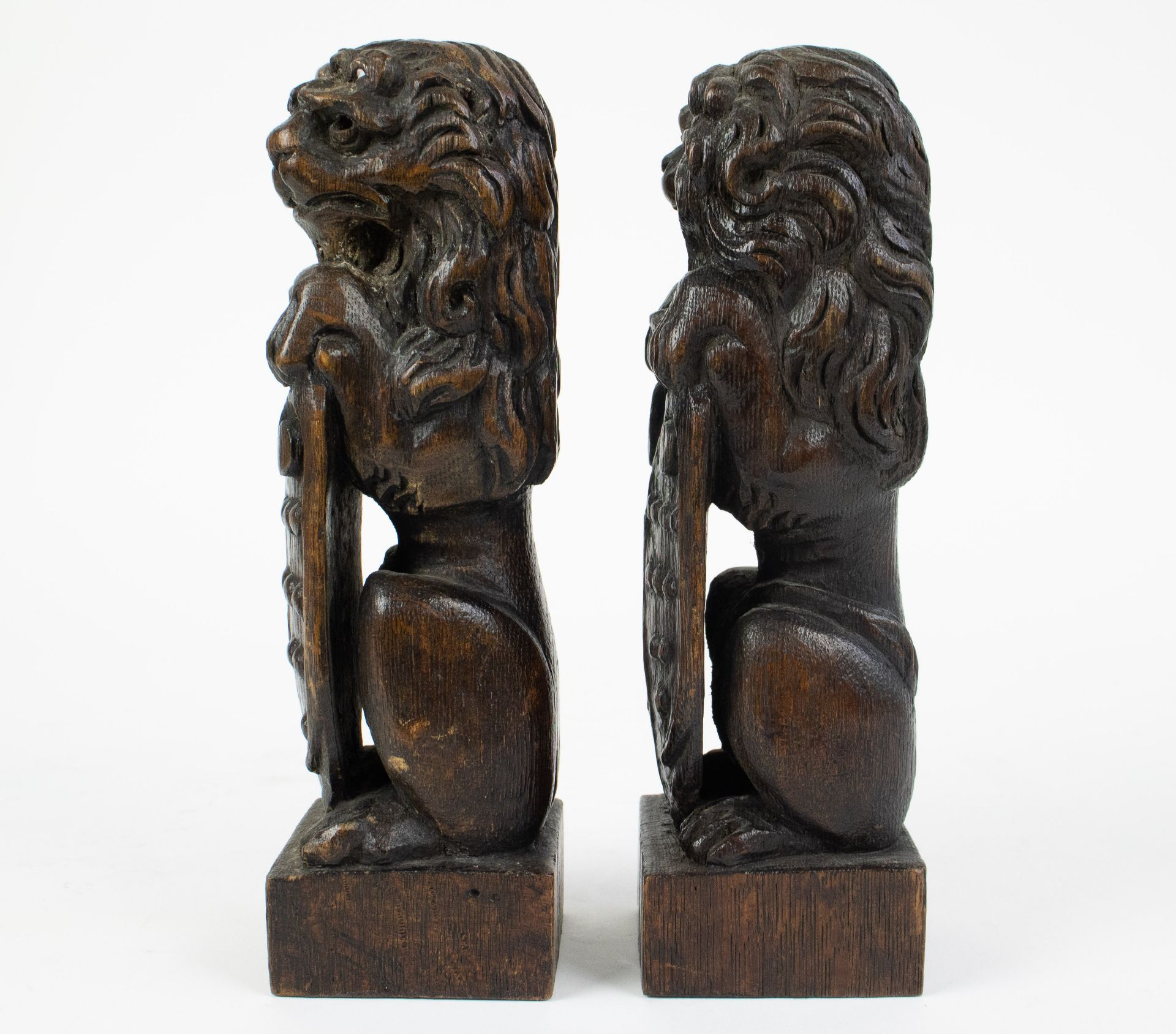 A pair of wooden lions - Bild 2 aus 4