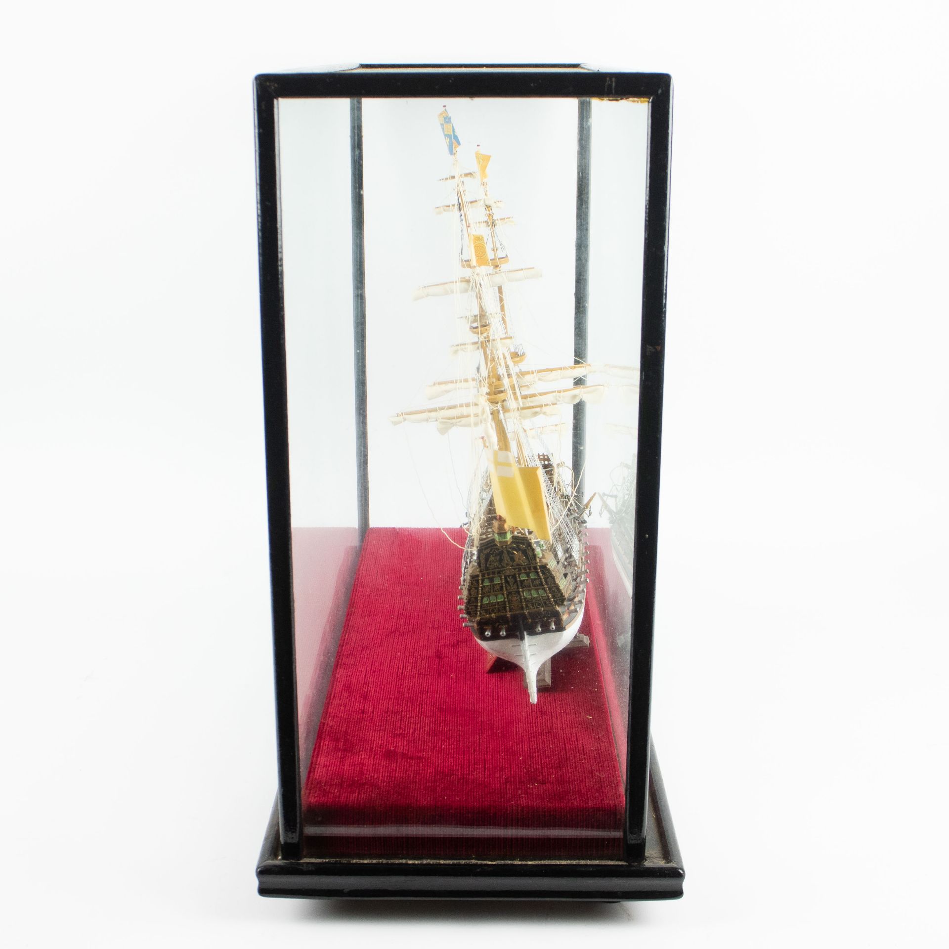 Display case with a model boat of the Royal Sovereign 1637 - Image 5 of 5