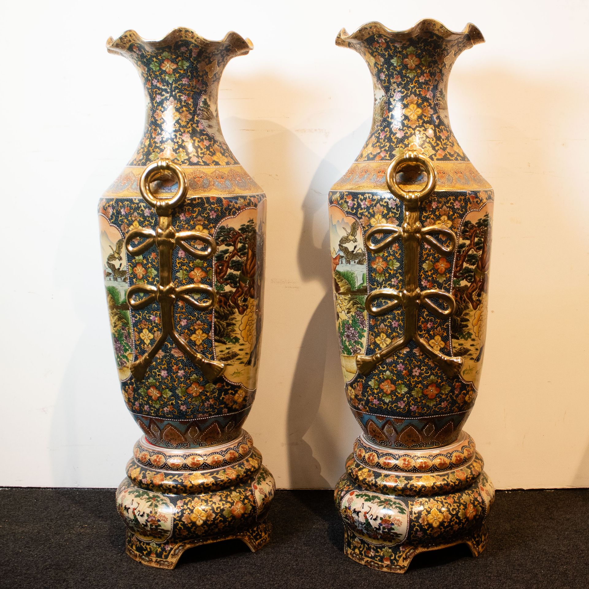 A pair of large Japanese Satsuma vases - Bild 4 aus 4