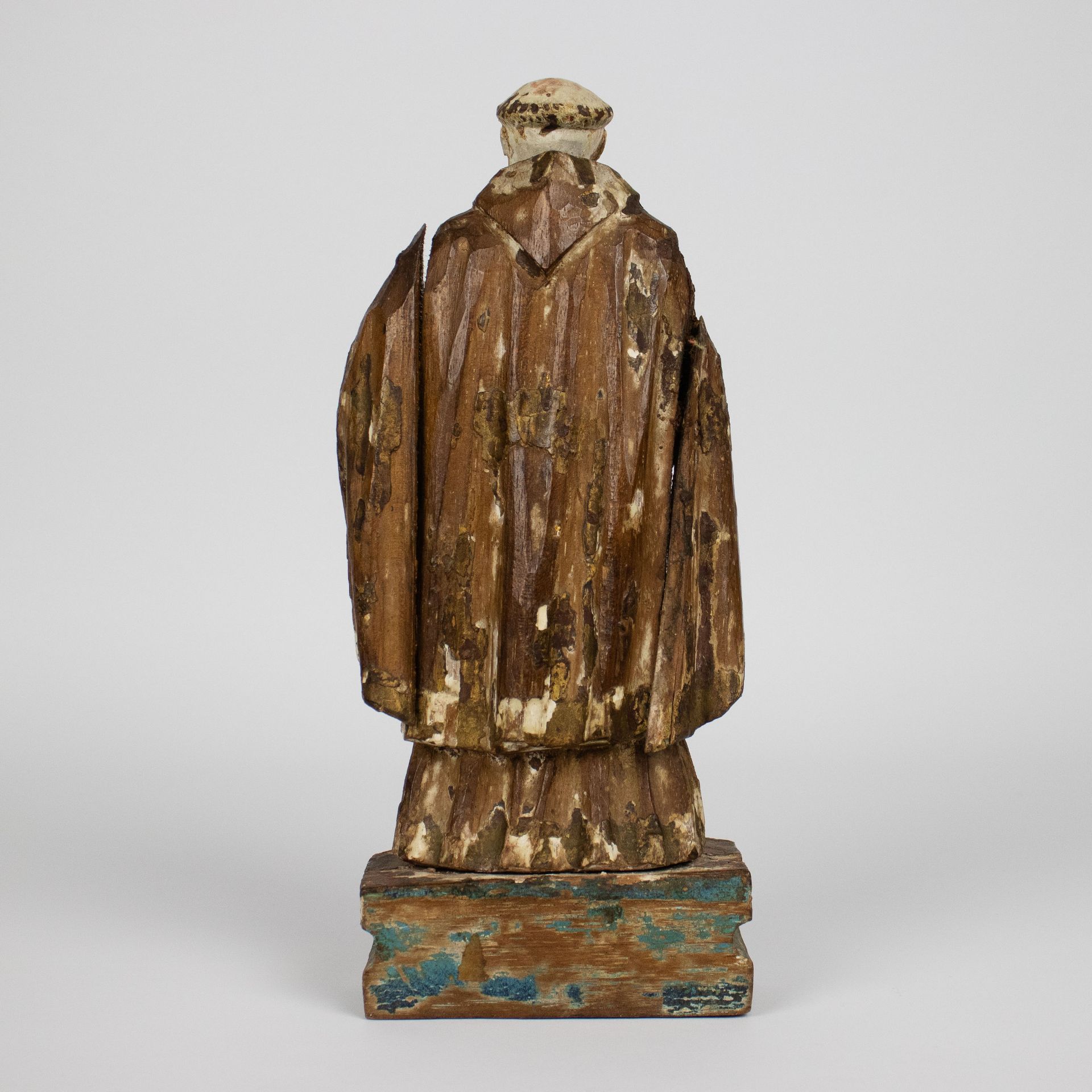 A wooden holy figure with polychromy - Bild 3 aus 5