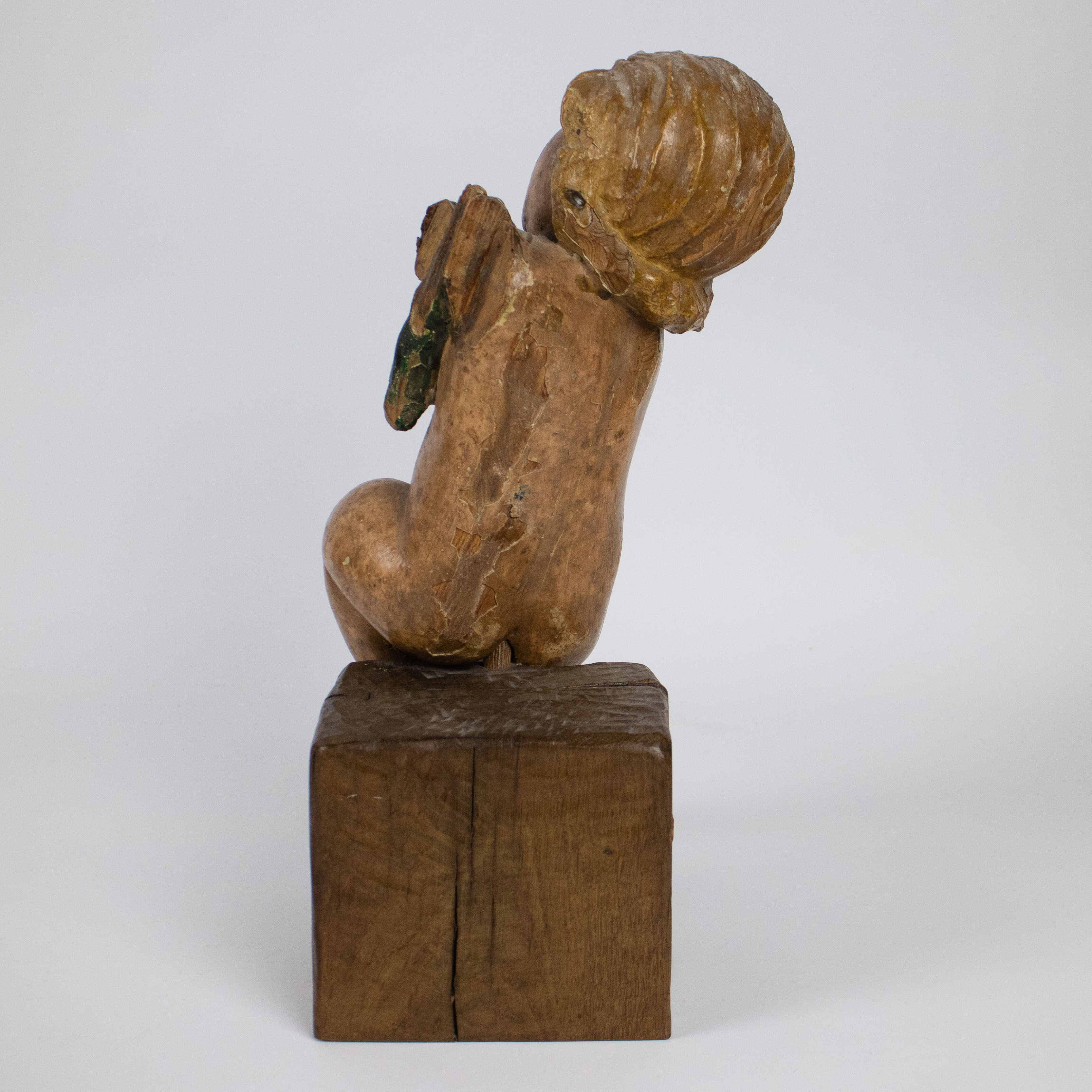 A 17th C wooden carved angel - Image 4 of 5