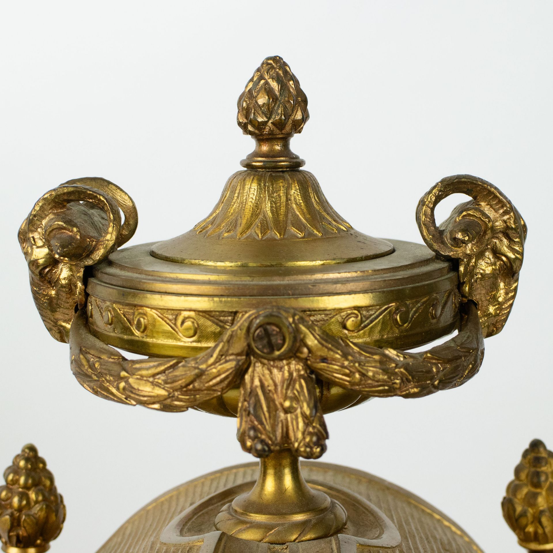 Clock with candlesticks in gilt bronze - Image 4 of 6