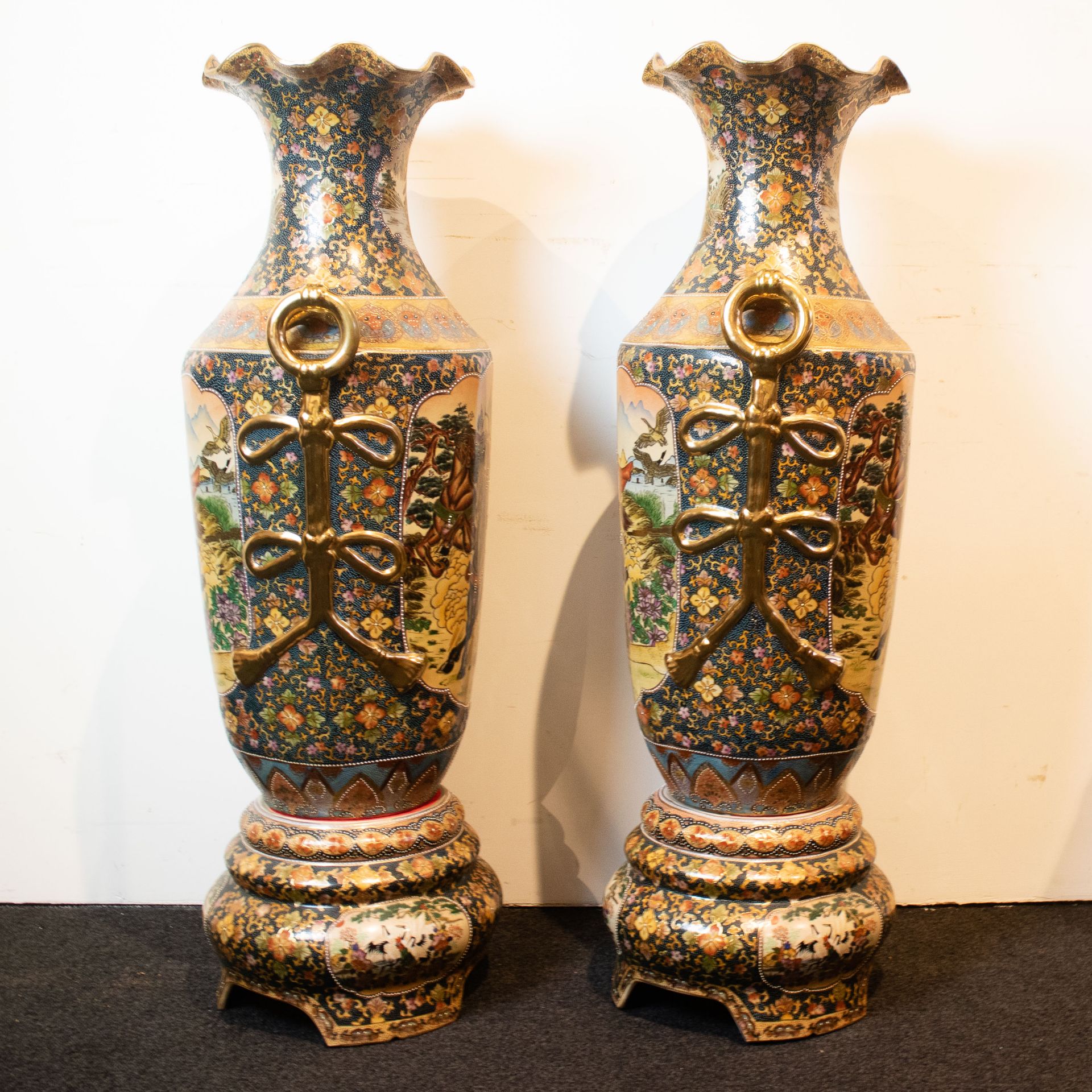 A pair of large Japanese Satsuma vases - Bild 2 aus 4