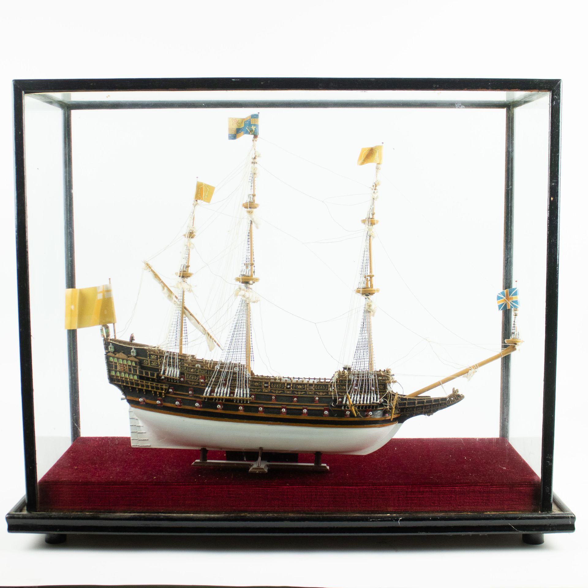 Display case with a model boat of the Royal Sovereign 1637 - Image 4 of 5