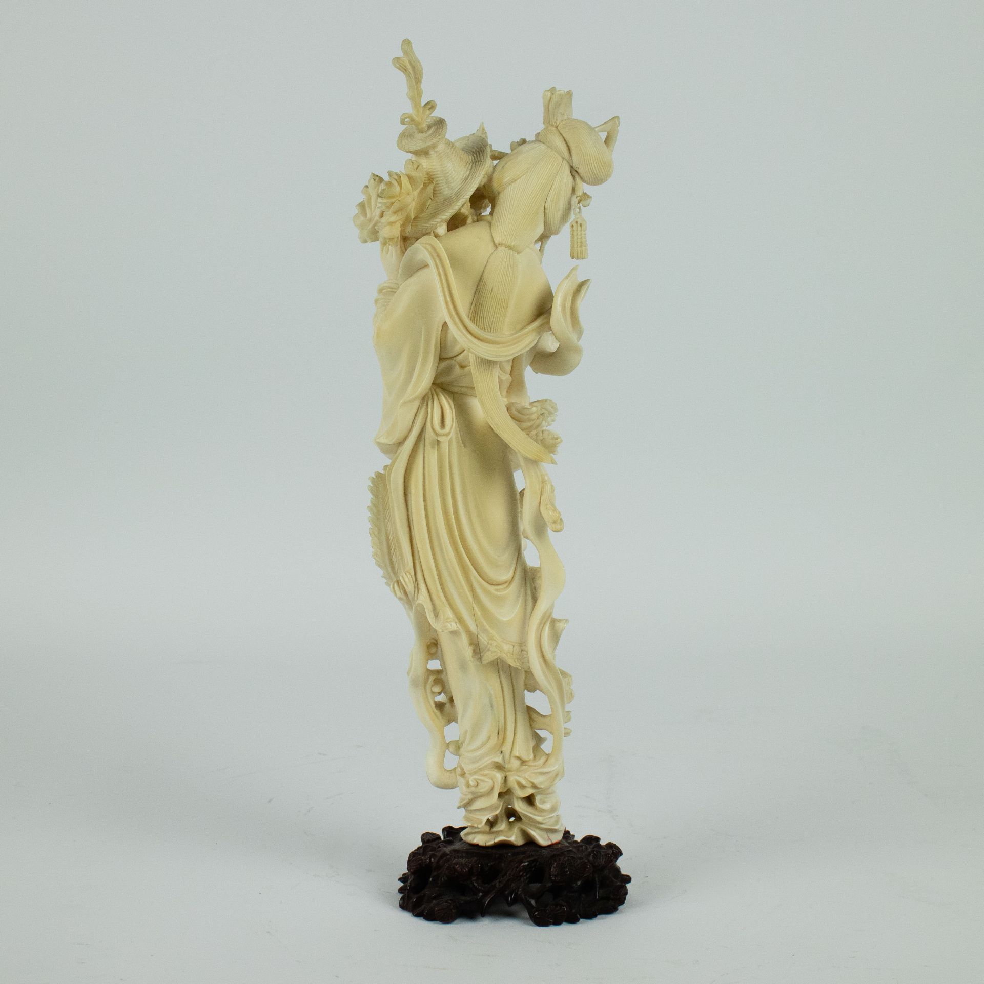 Chinese ivory figure of He Xiangu - Image 3 of 4