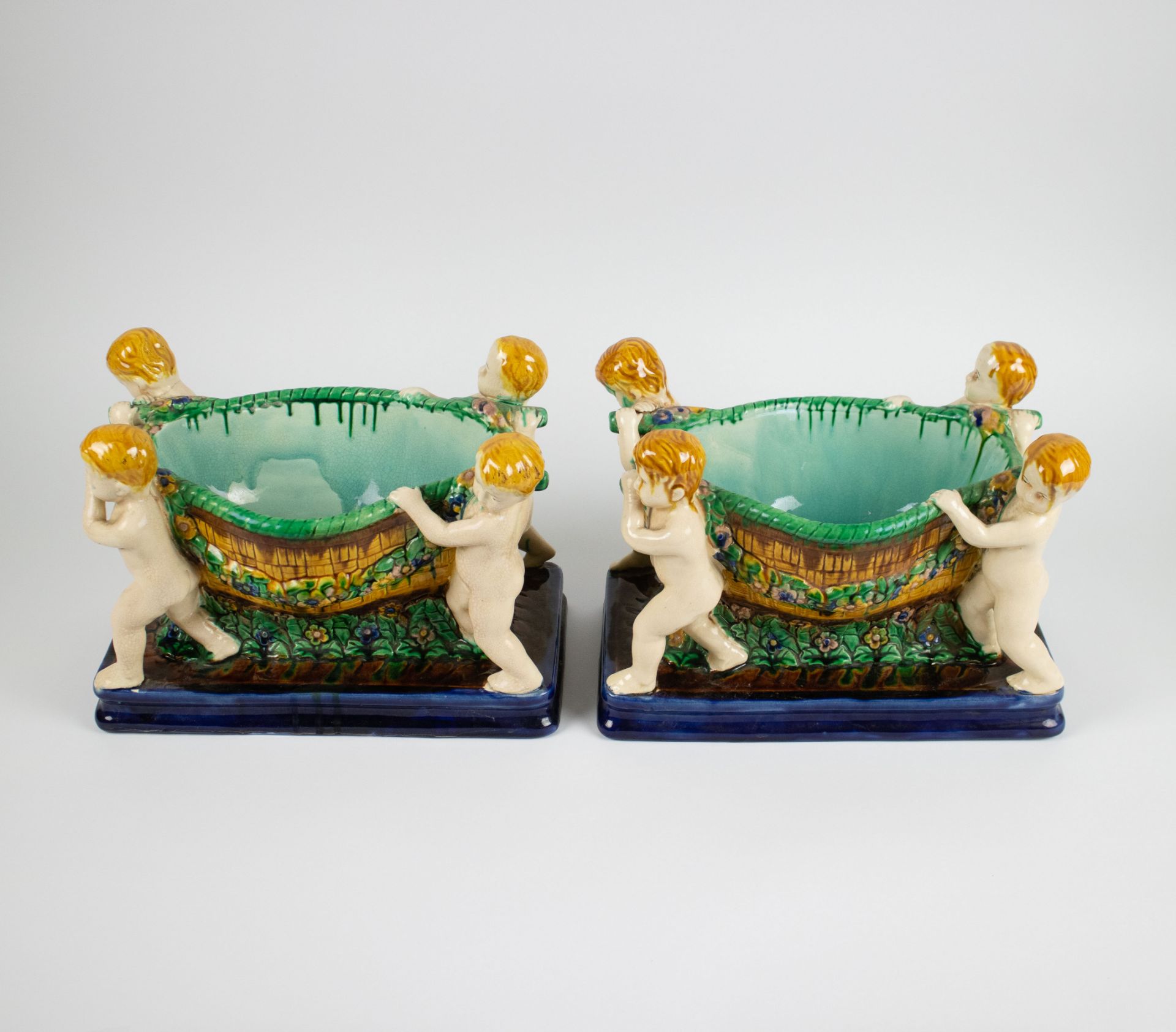 Pair of Austrian earthenware bowls carried by Cupids, around 1900 - Bild 5 aus 6