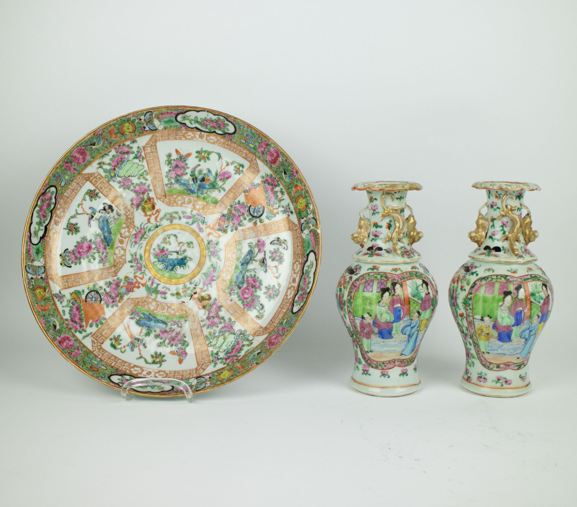 2 Canton vases and a plate