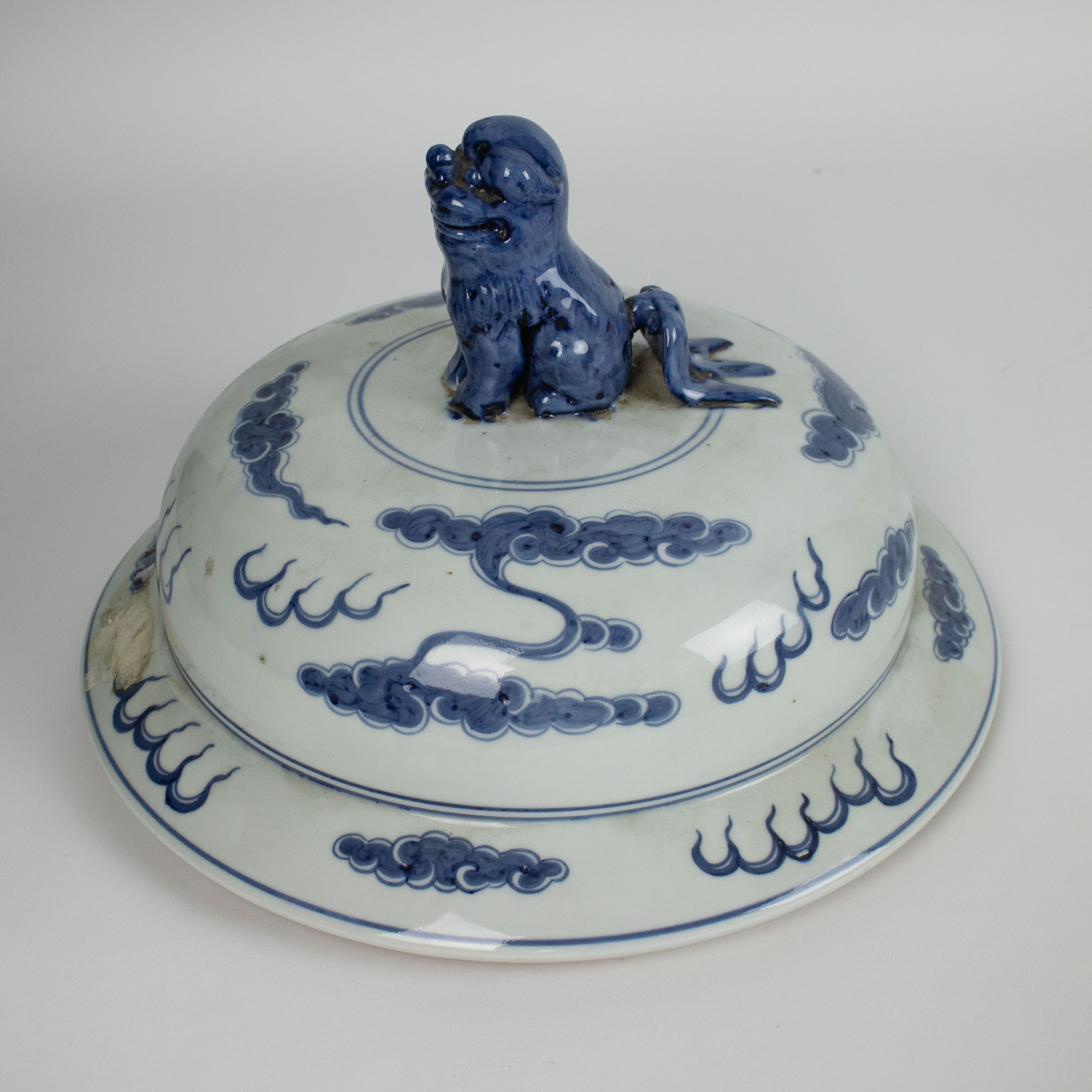 A lidded Chinese vase blue white - Image 7 of 8