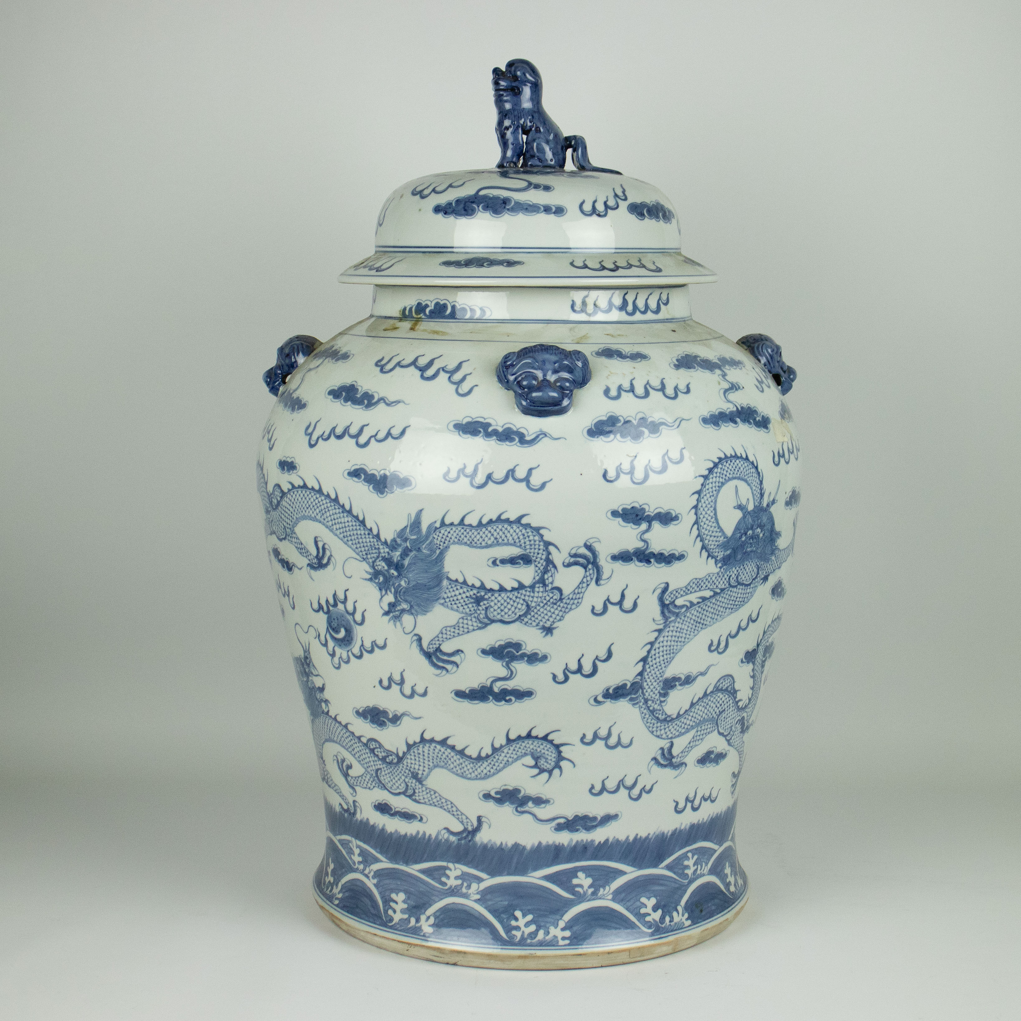 A lidded Chinese vase blue white