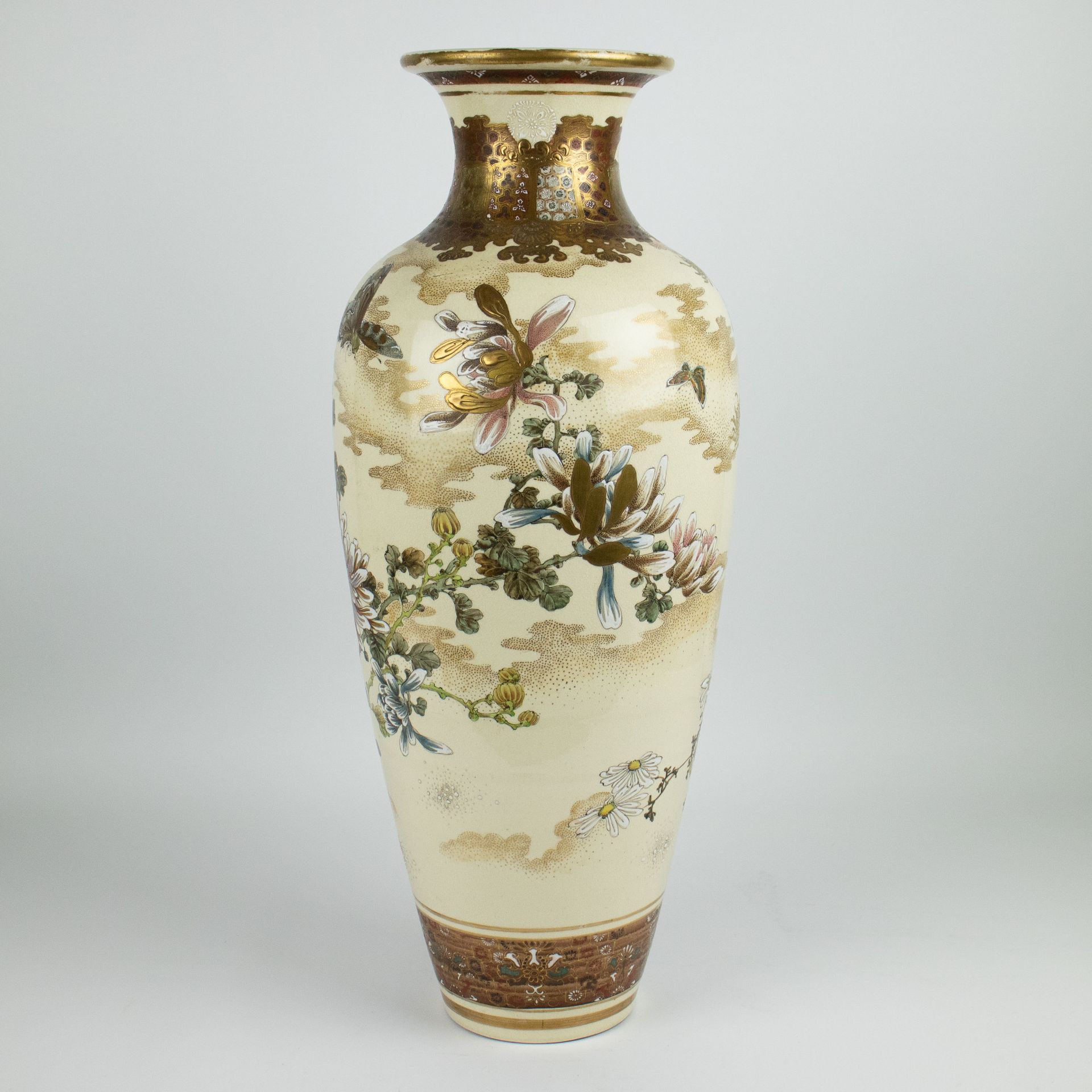 A Japanese Satsuma vase - Image 3 of 6