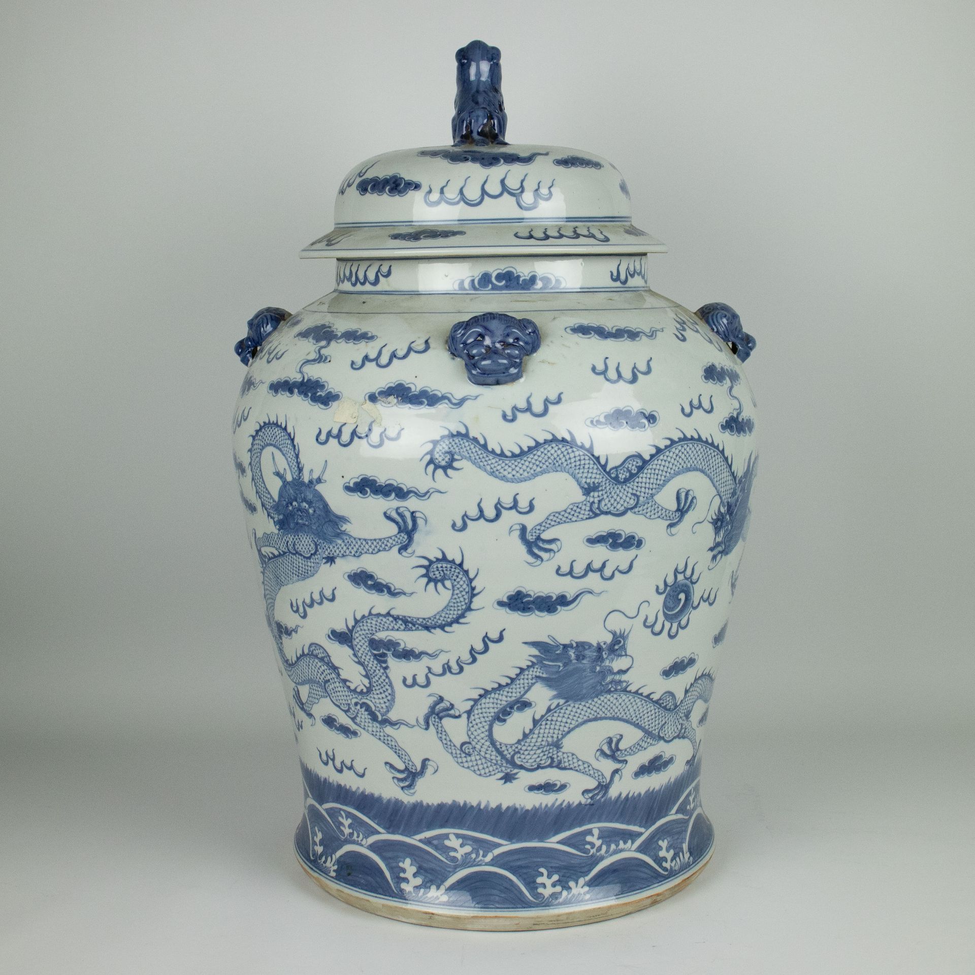 A lidded Chinese vase blue white - Bild 2 aus 8