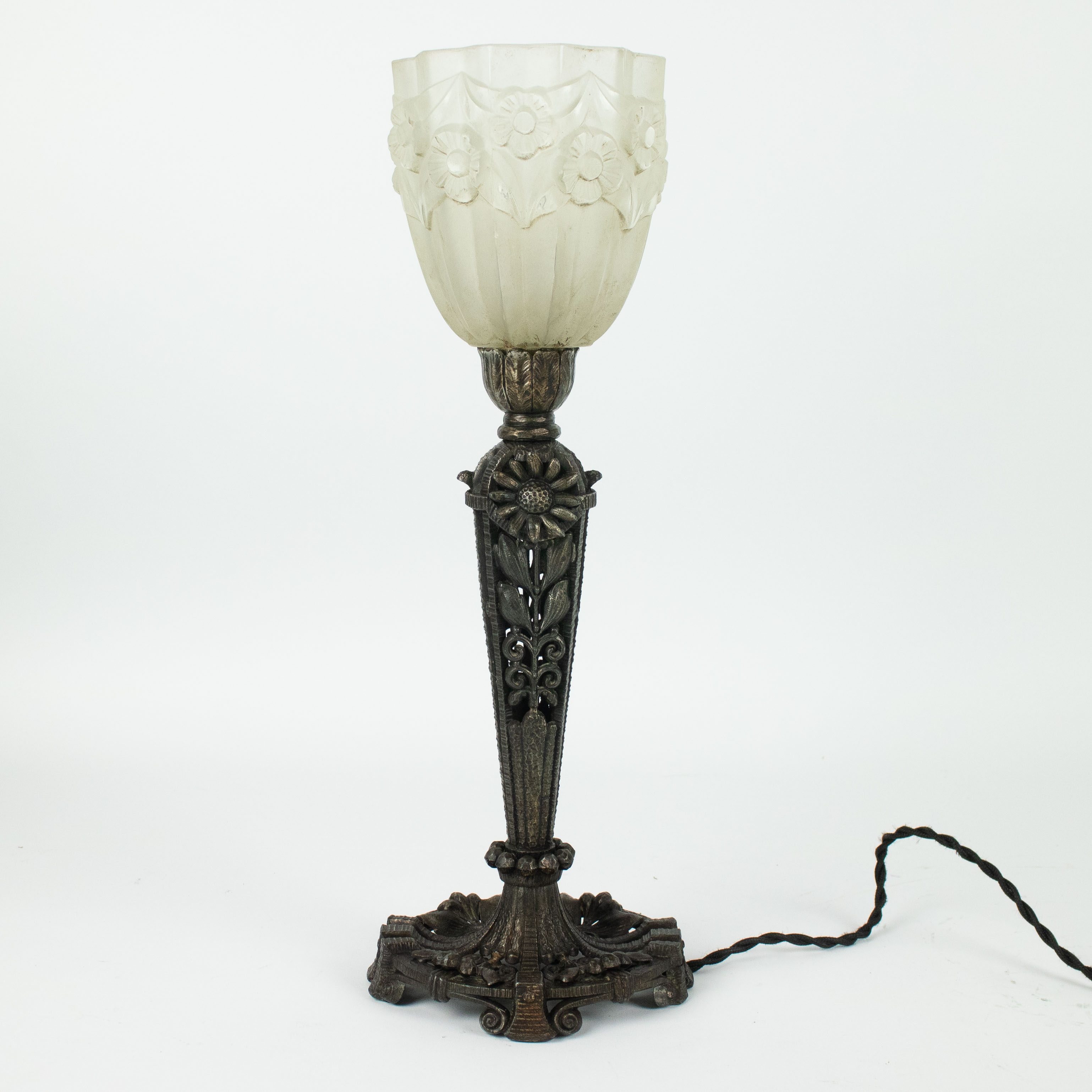 Art Deco table lamp with foot in patinated metal and a white glass shade - Image 2 of 4