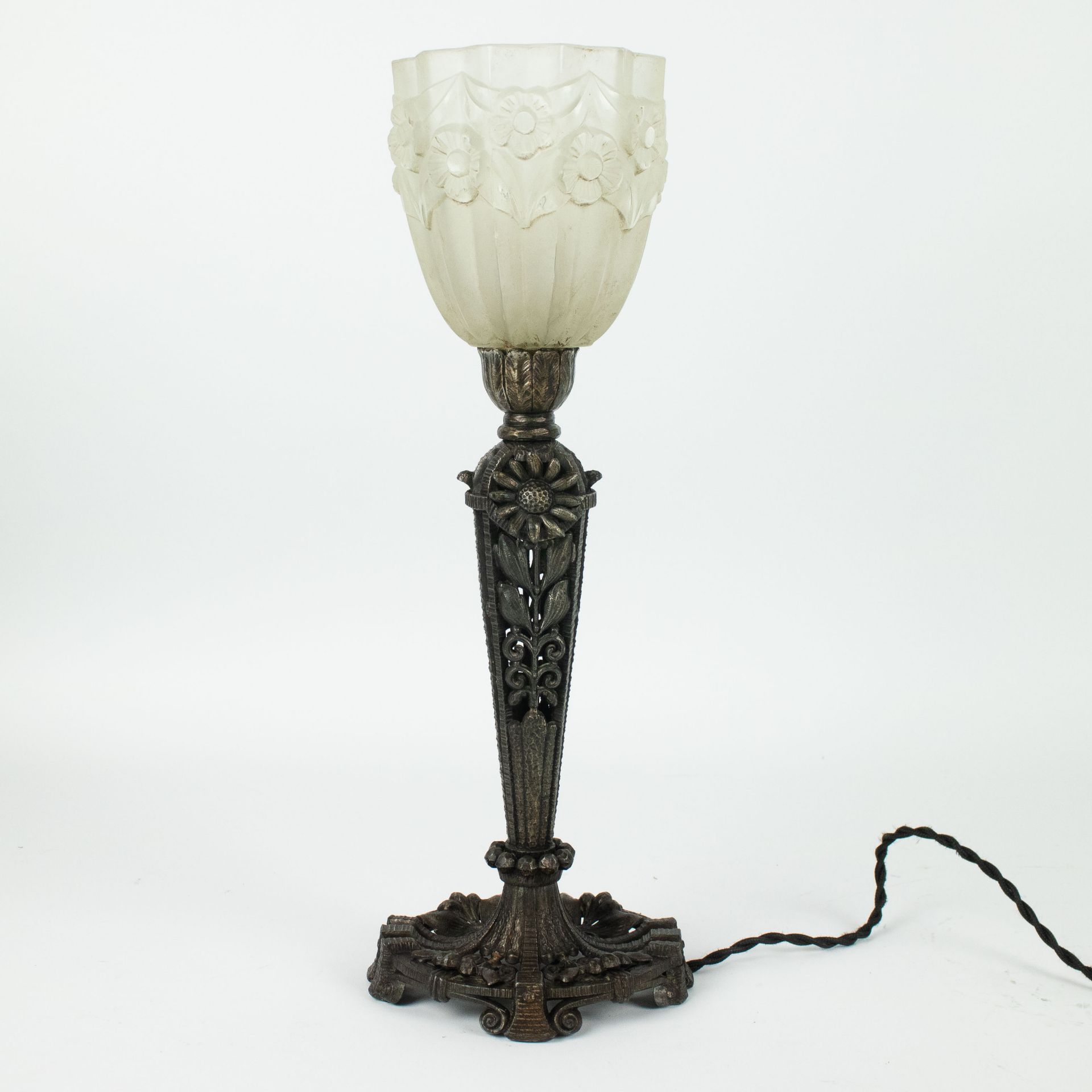 Art Deco table lamp with foot in patinated metal and a white glass shade - Image 2 of 4