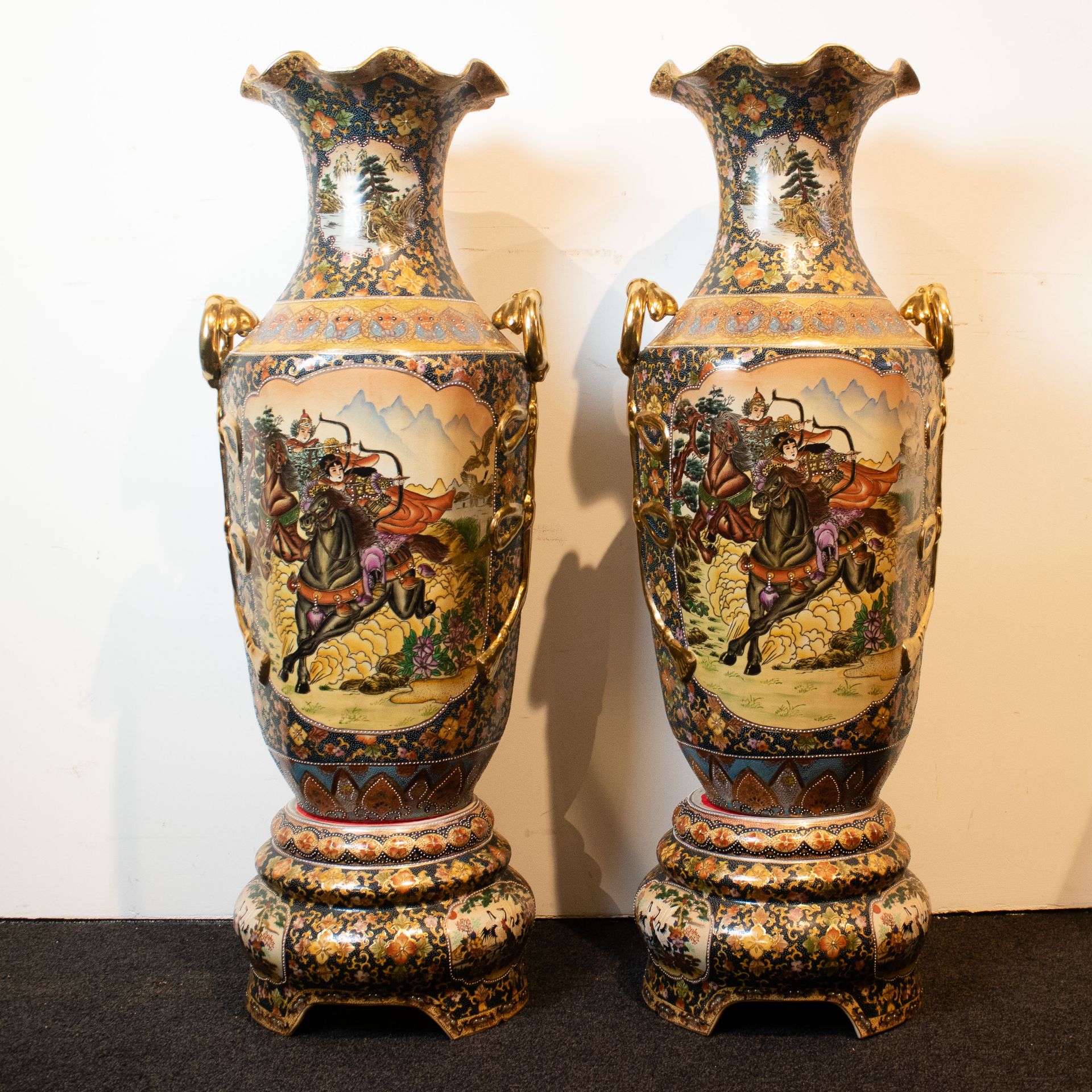 A pair of large Japanese Satsuma vases - Bild 3 aus 4