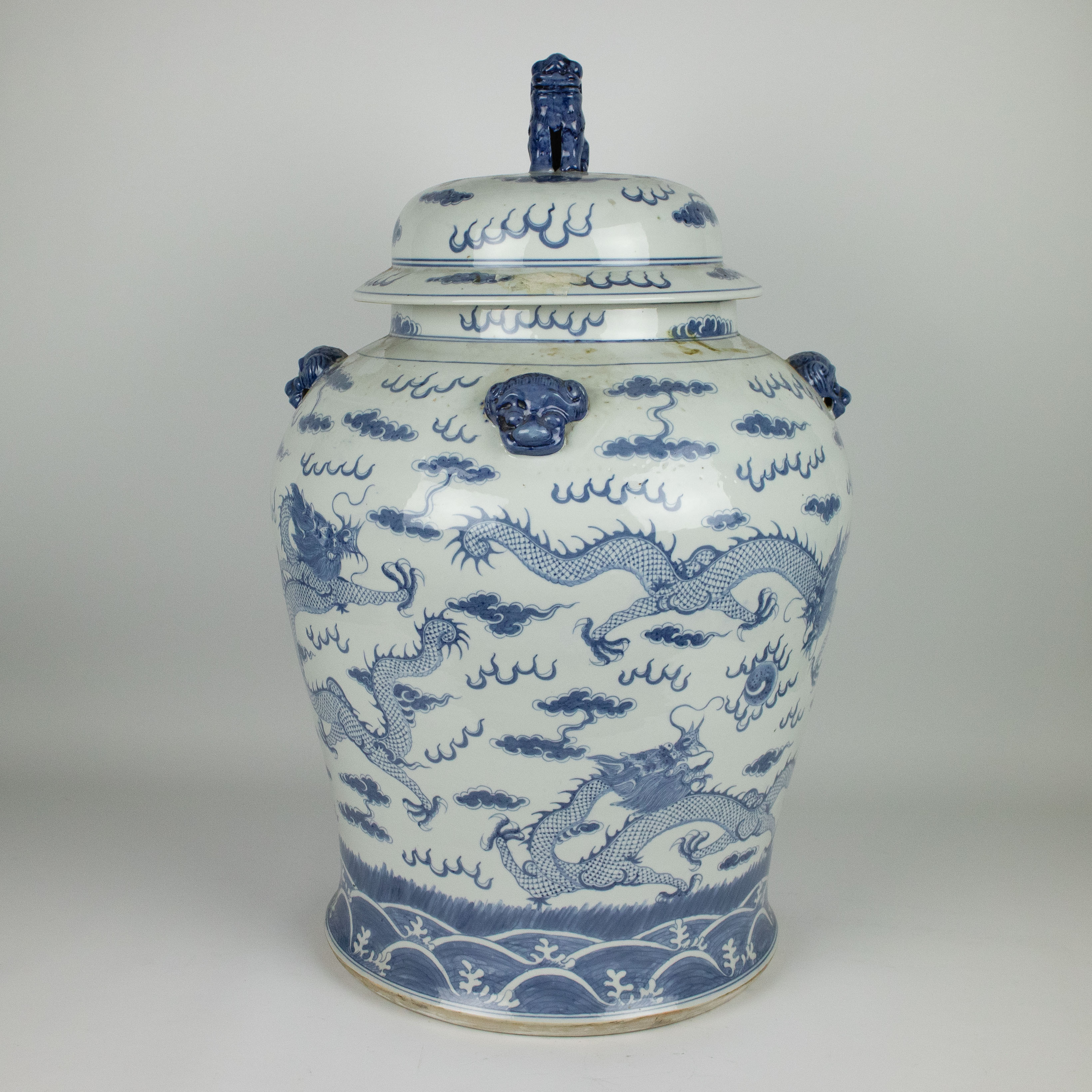 A lidded Chinese vase blue white - Image 4 of 8