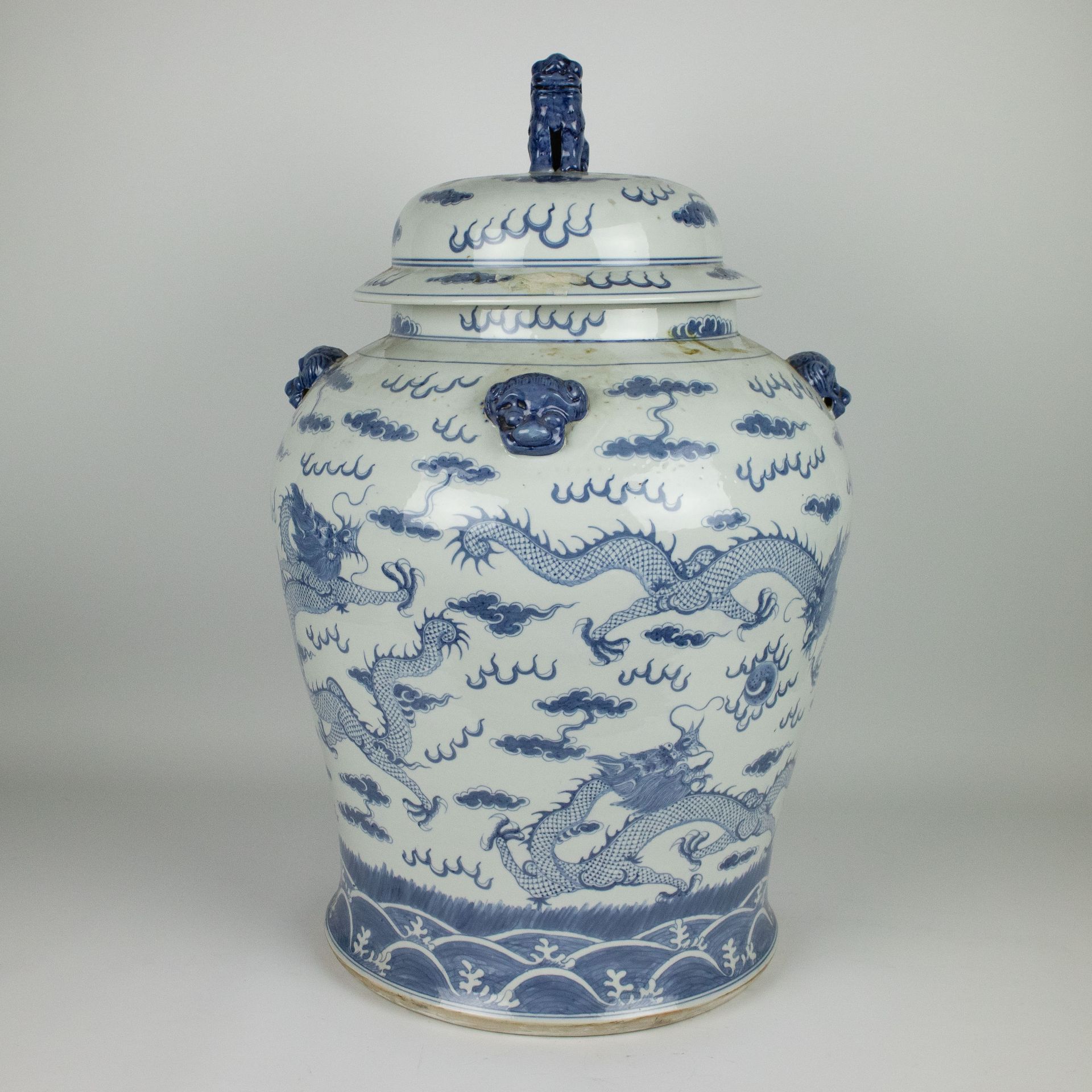 A lidded Chinese vase blue white - Bild 4 aus 8