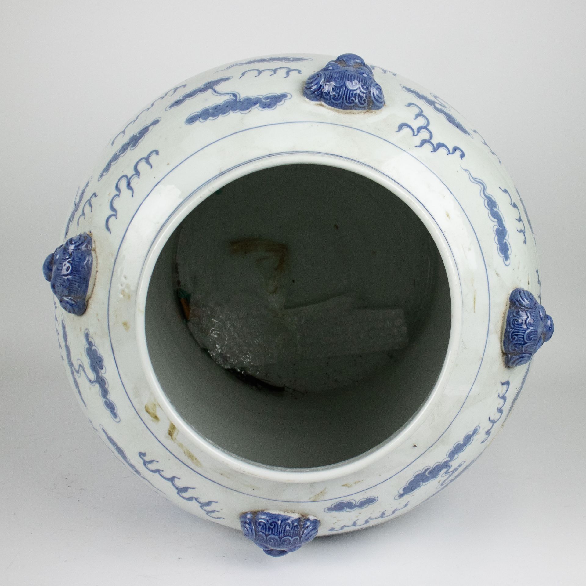 A lidded Chinese vase blue white - Bild 5 aus 8