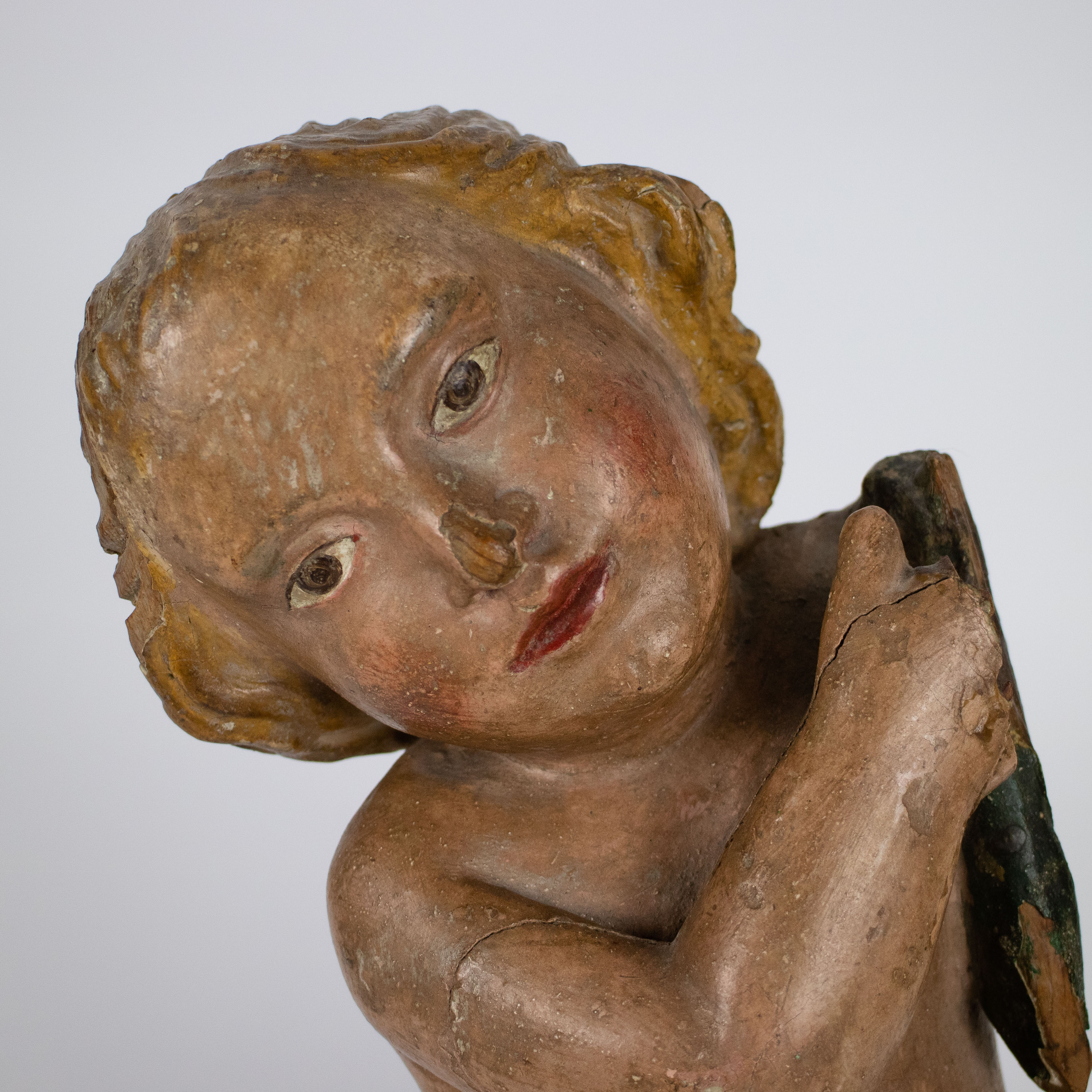 A 17th C wooden carved angel - Image 2 of 5