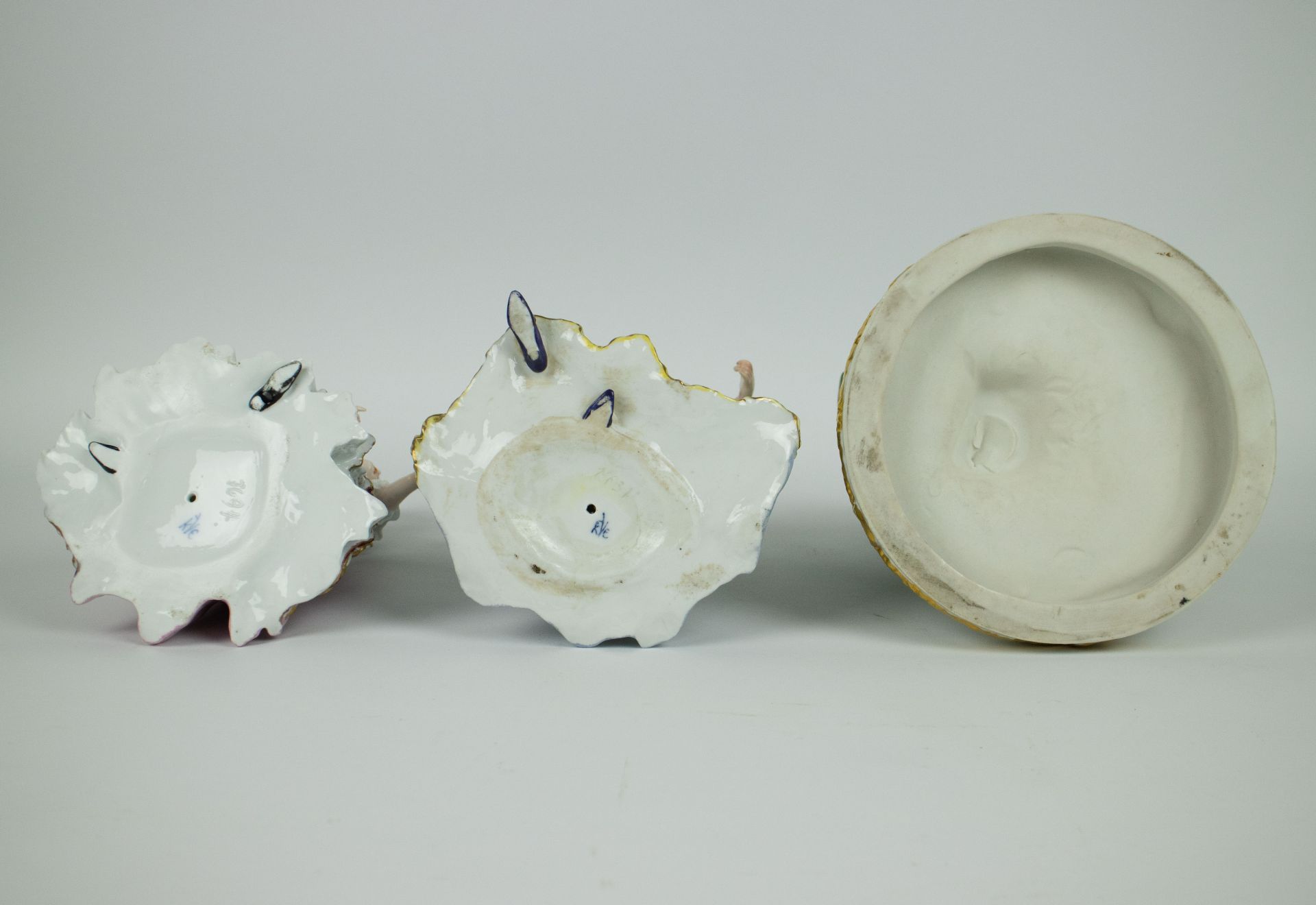 A collection of 3 porcelain figures - Bild 5 aus 7