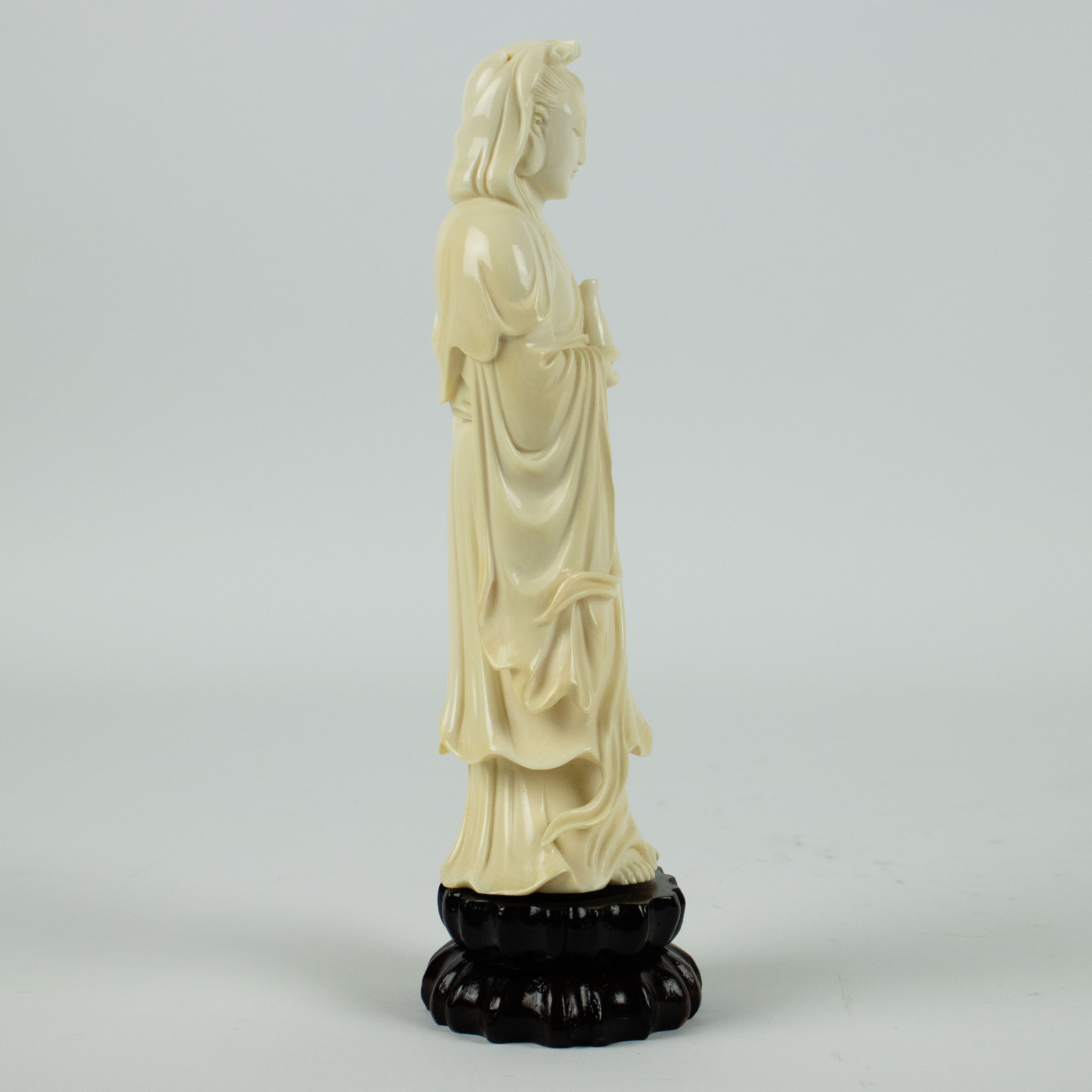 Chinese carved elephant ivory figure of Guanyin - Image 4 of 4