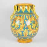 A Deruta majolica vase