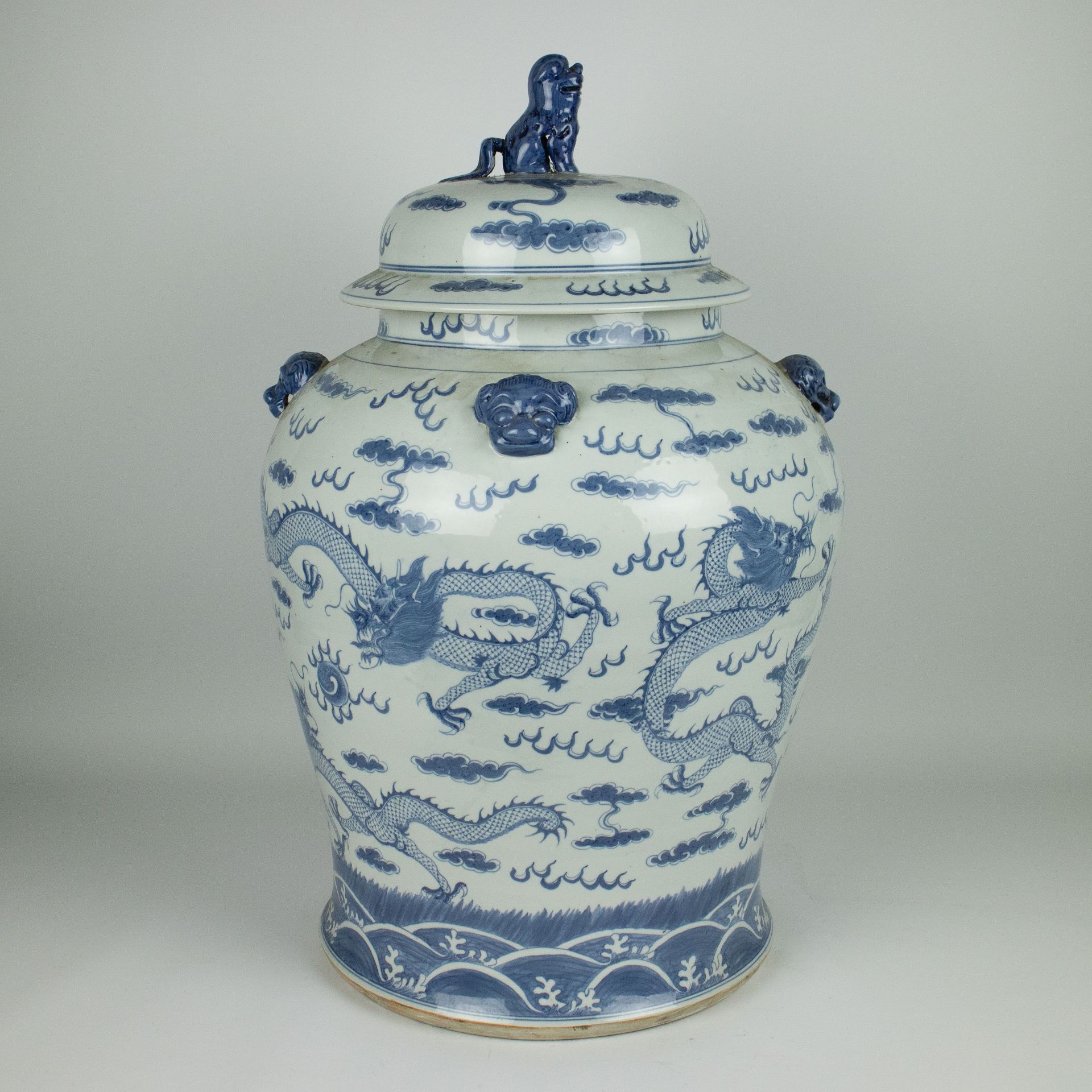 A lidded Chinese vase blue white - Bild 3 aus 8