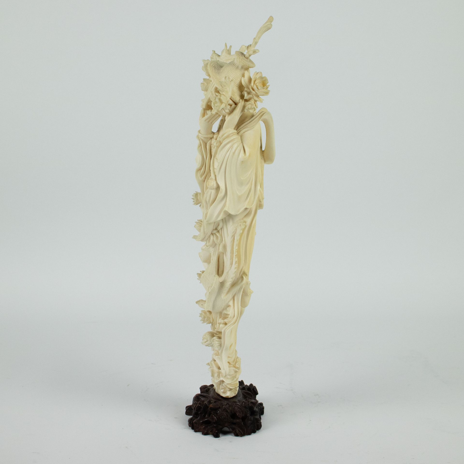 Chinese ivory figure of He Xiangu - Image 2 of 4