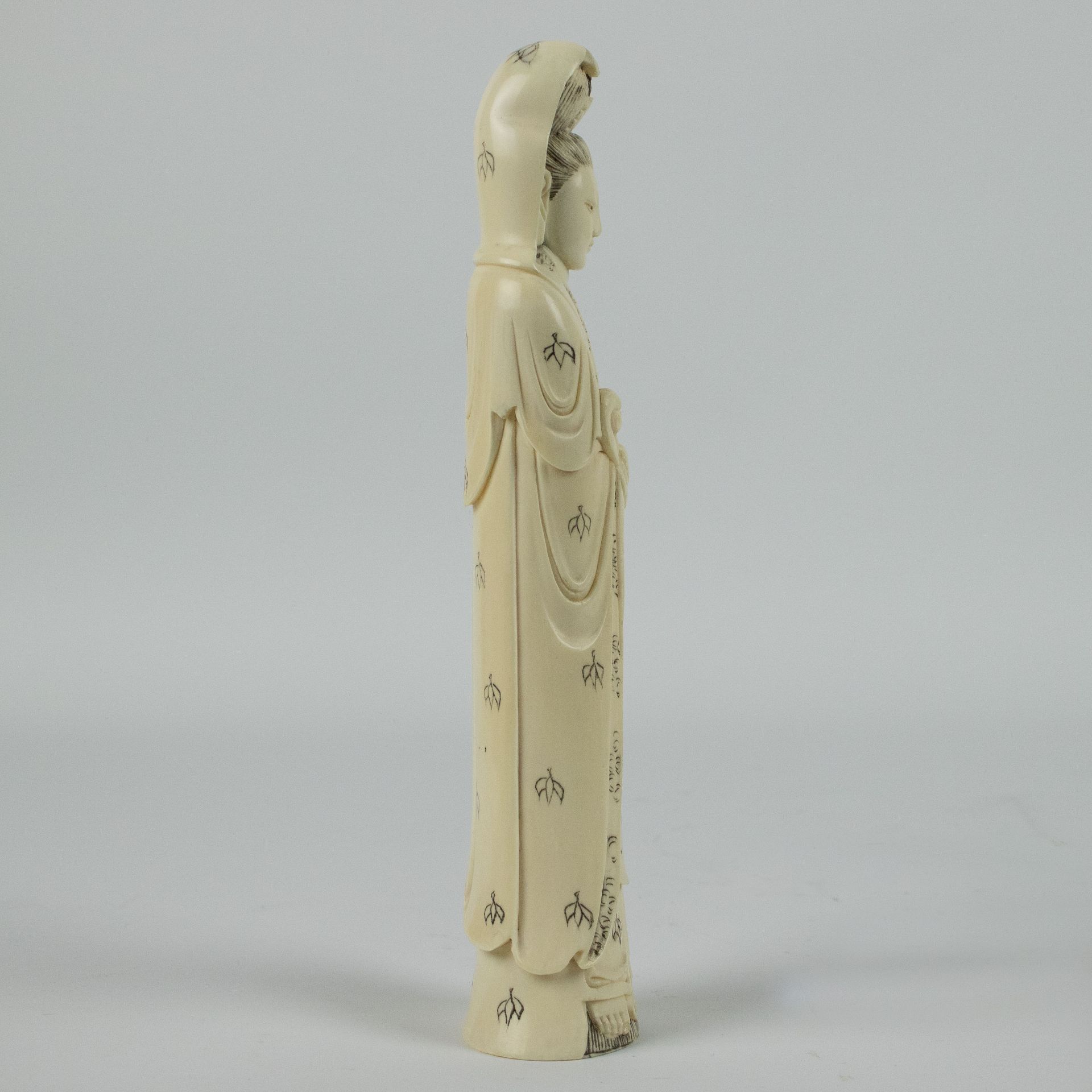 Chinese carved elephant invory figure of Guanyin - Image 4 of 5