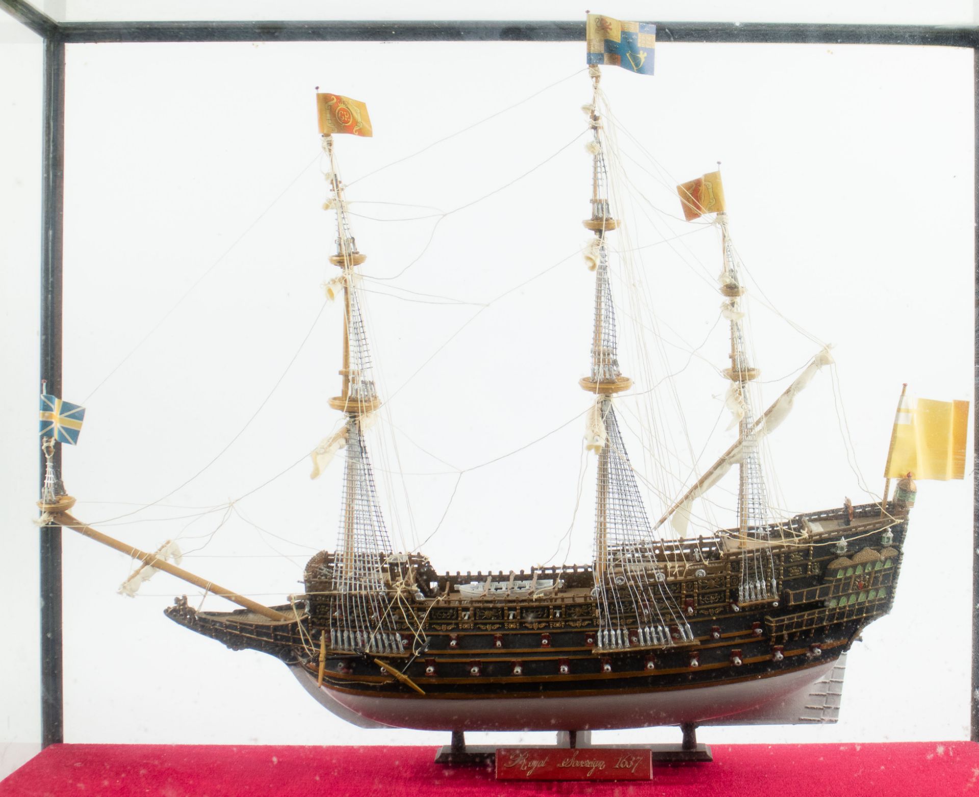 Display case with a model boat of the Royal Sovereign 1637 - Image 2 of 5