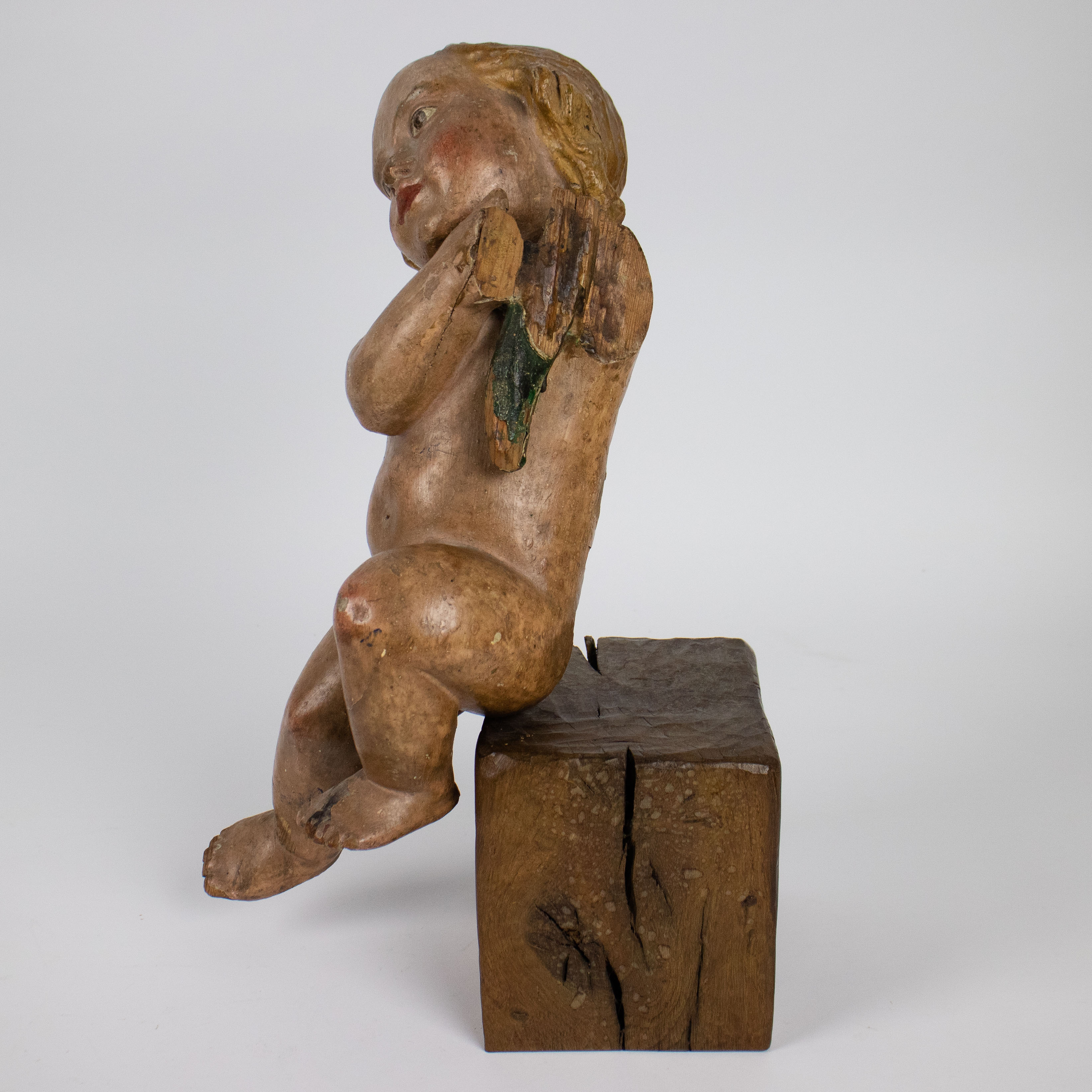 A 17th C wooden carved angel - Image 3 of 5