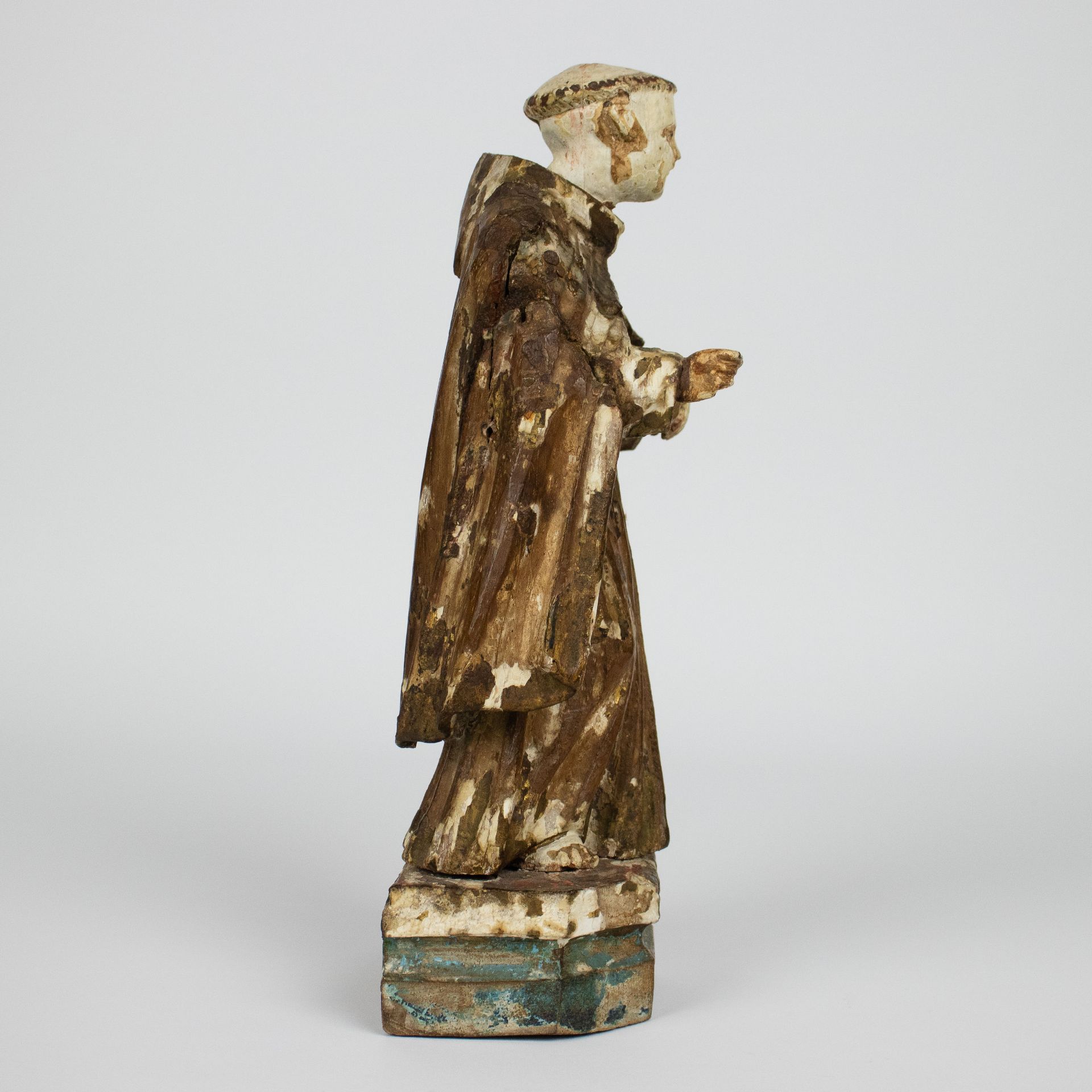 A wooden holy figure with polychromy - Bild 4 aus 5