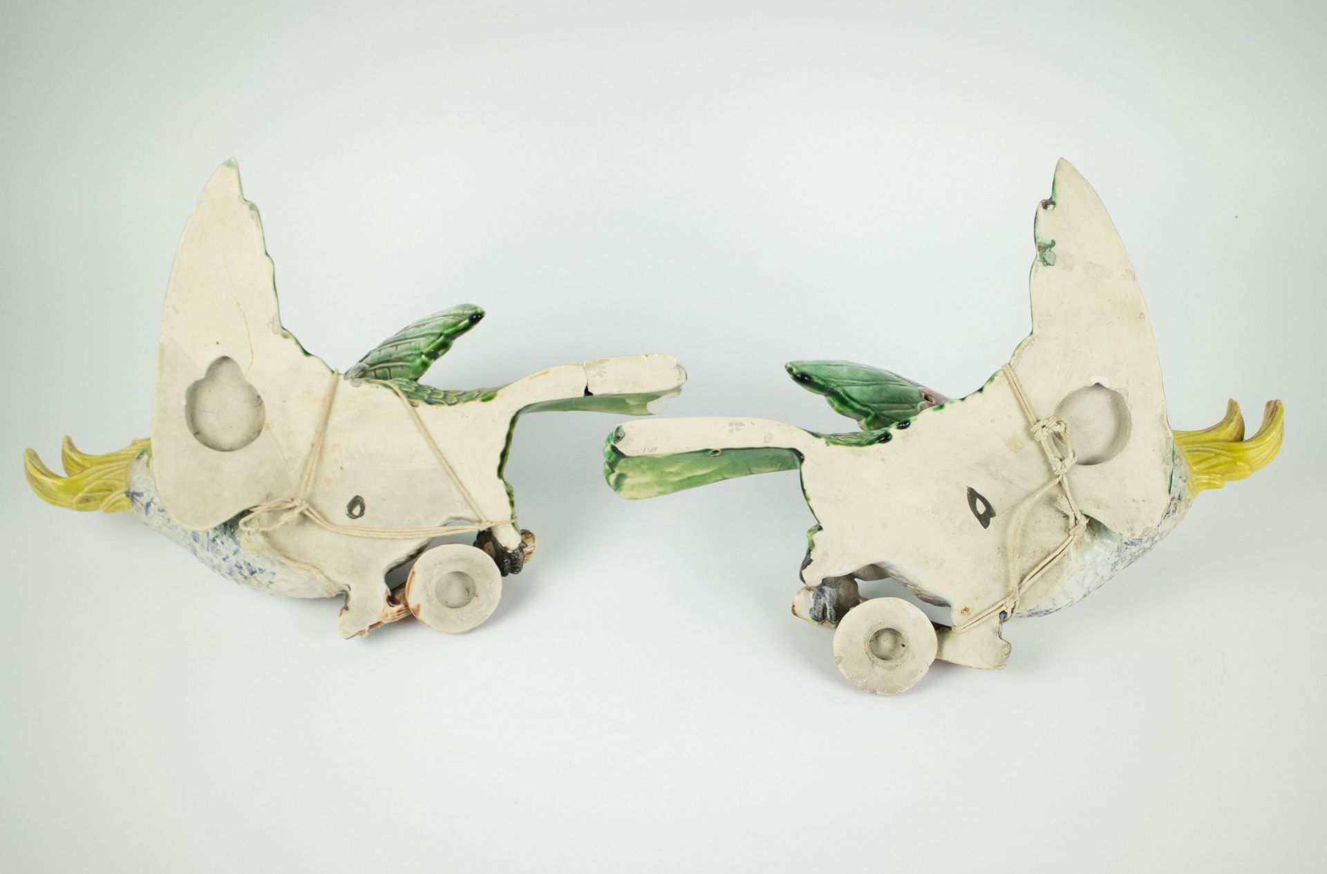 2 large cockatoos in majolica glazed earthenware with glass eyes - Bild 3 aus 6