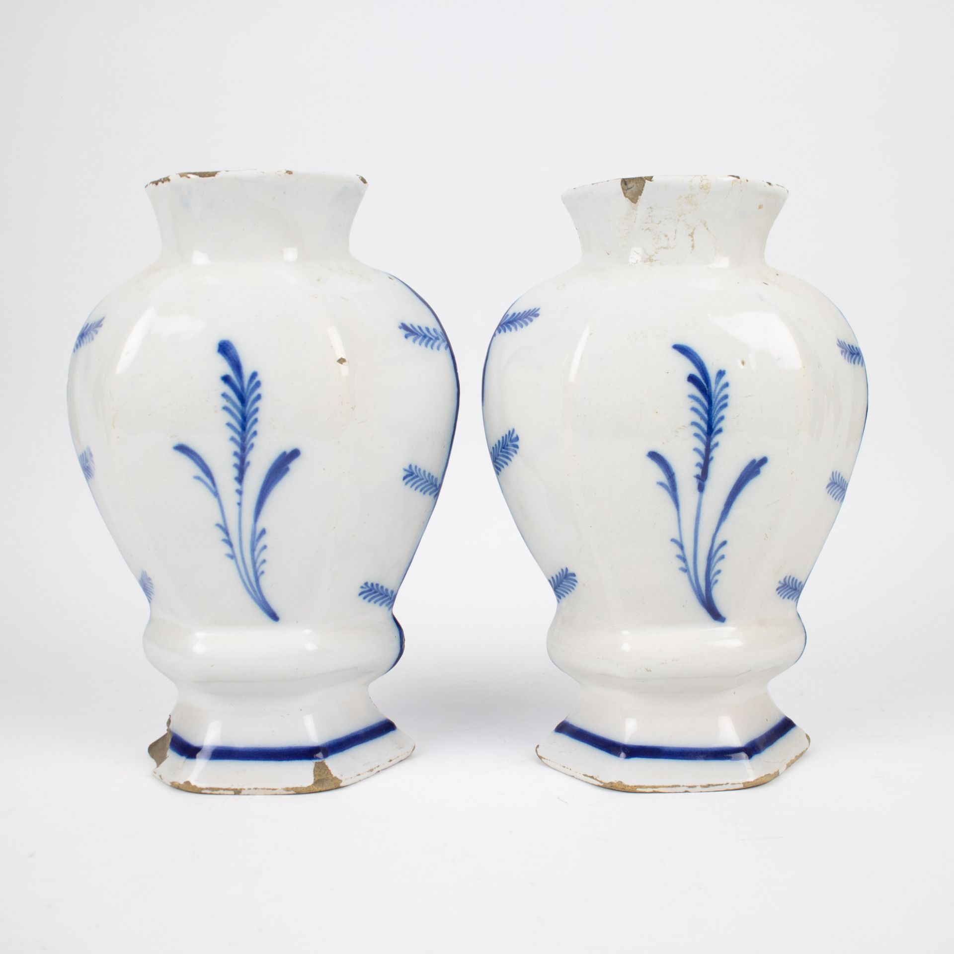 A pair of Dutch Delft vases - Image 3 of 7