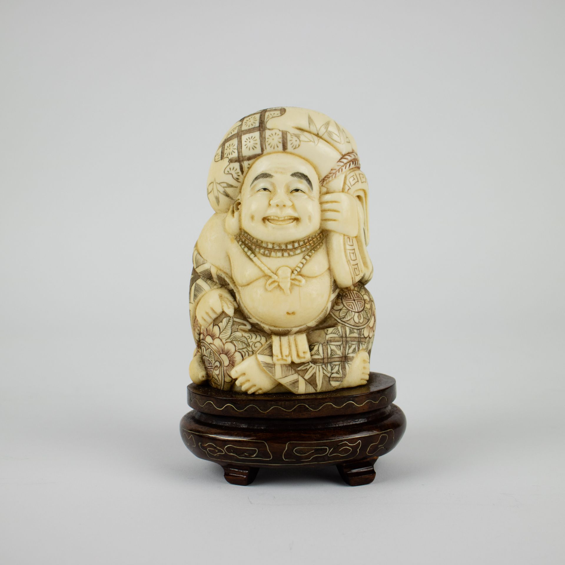 A Chinese Putai ivory carving
