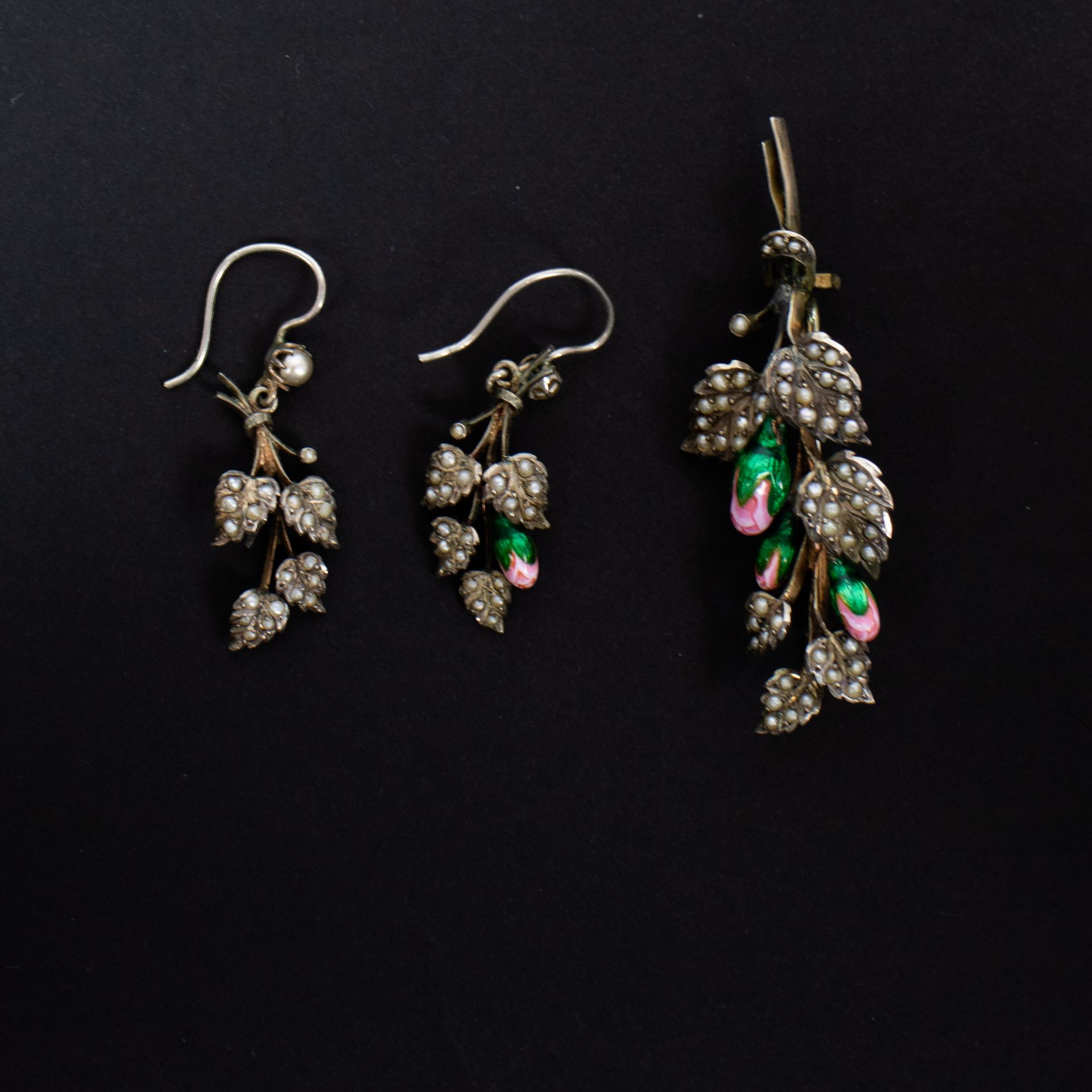 A collection of brooches and earrings - Image 2 of 5