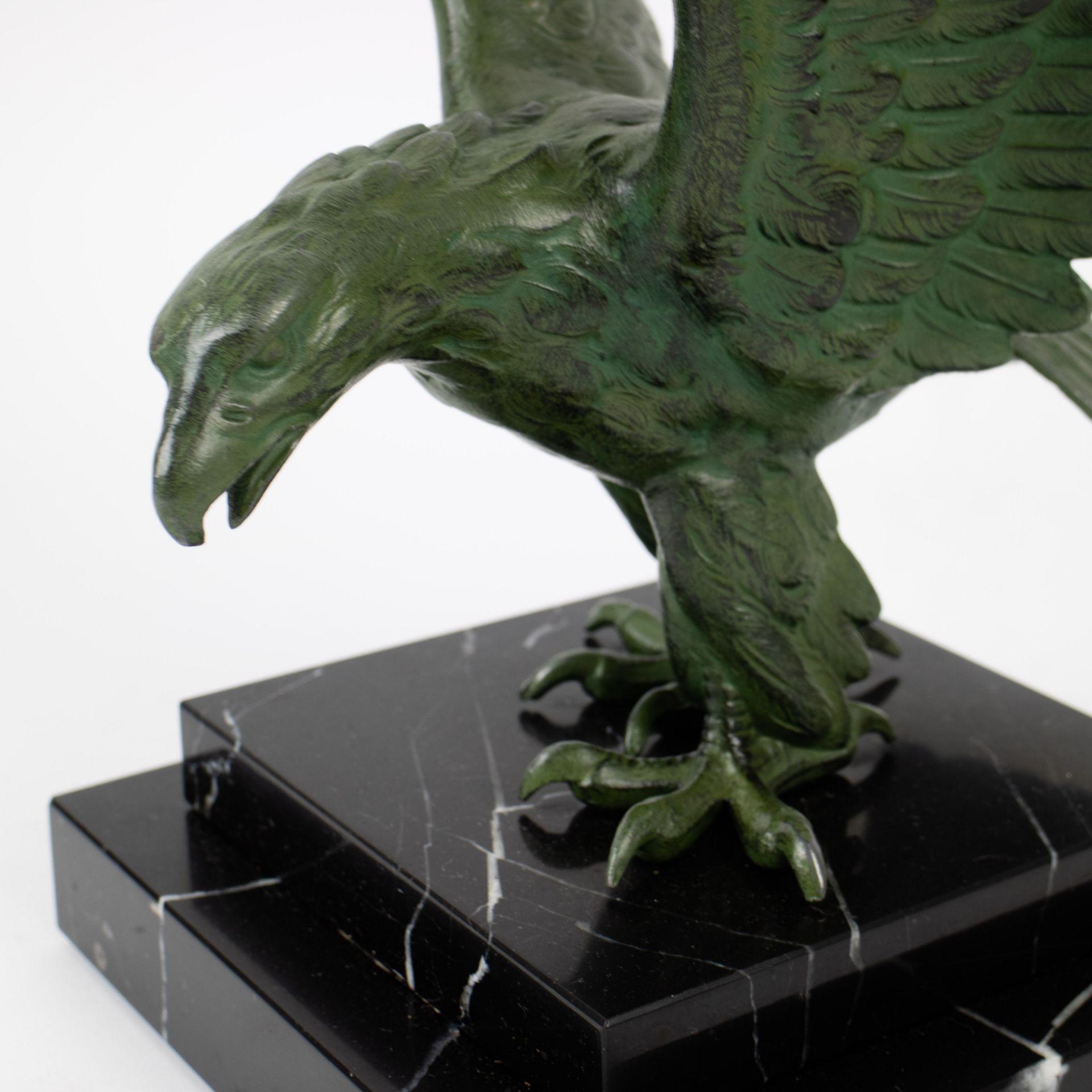 A bronze sculpture of an eagle - Bild 5 aus 5