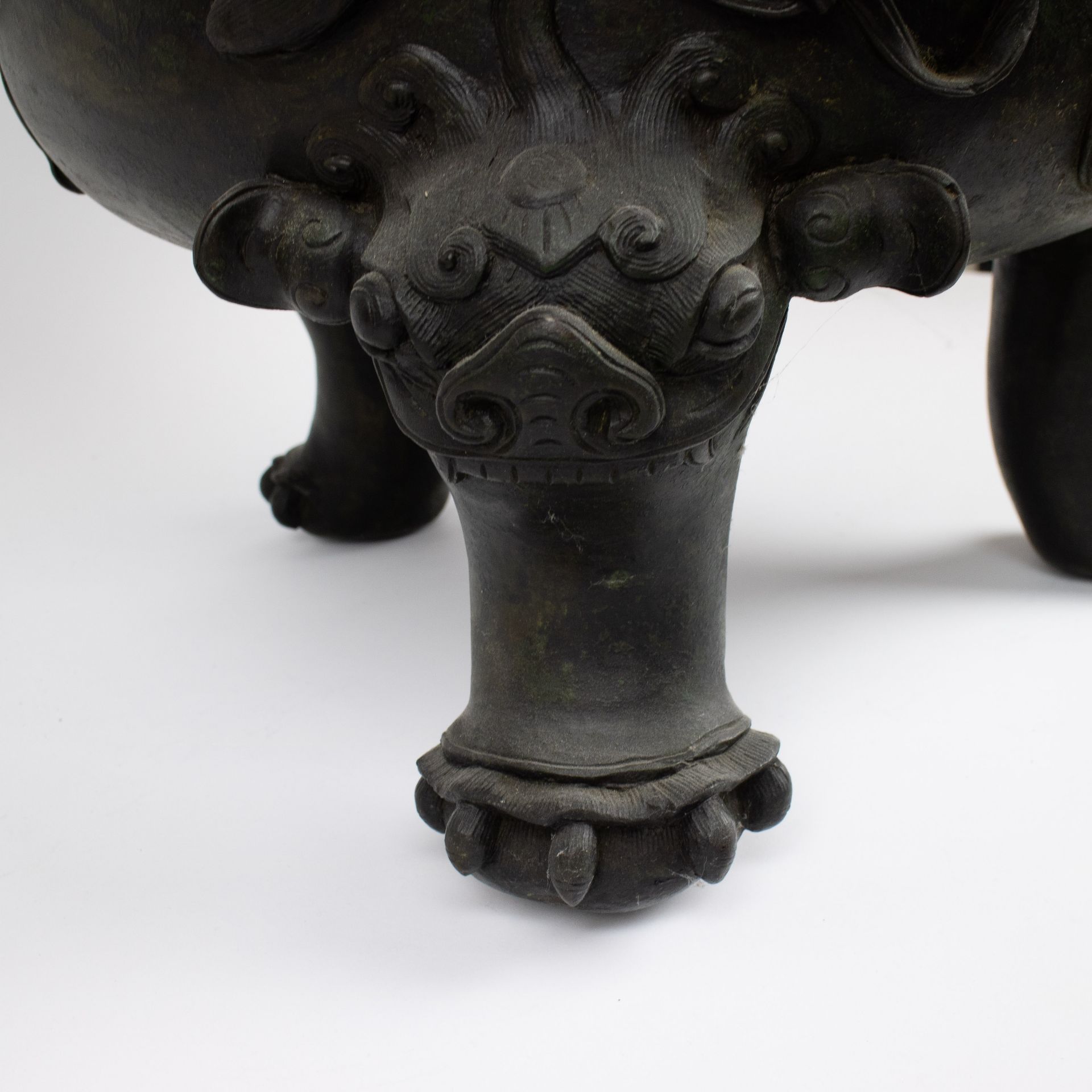 A large Chinese incense burner - Image 4 of 18