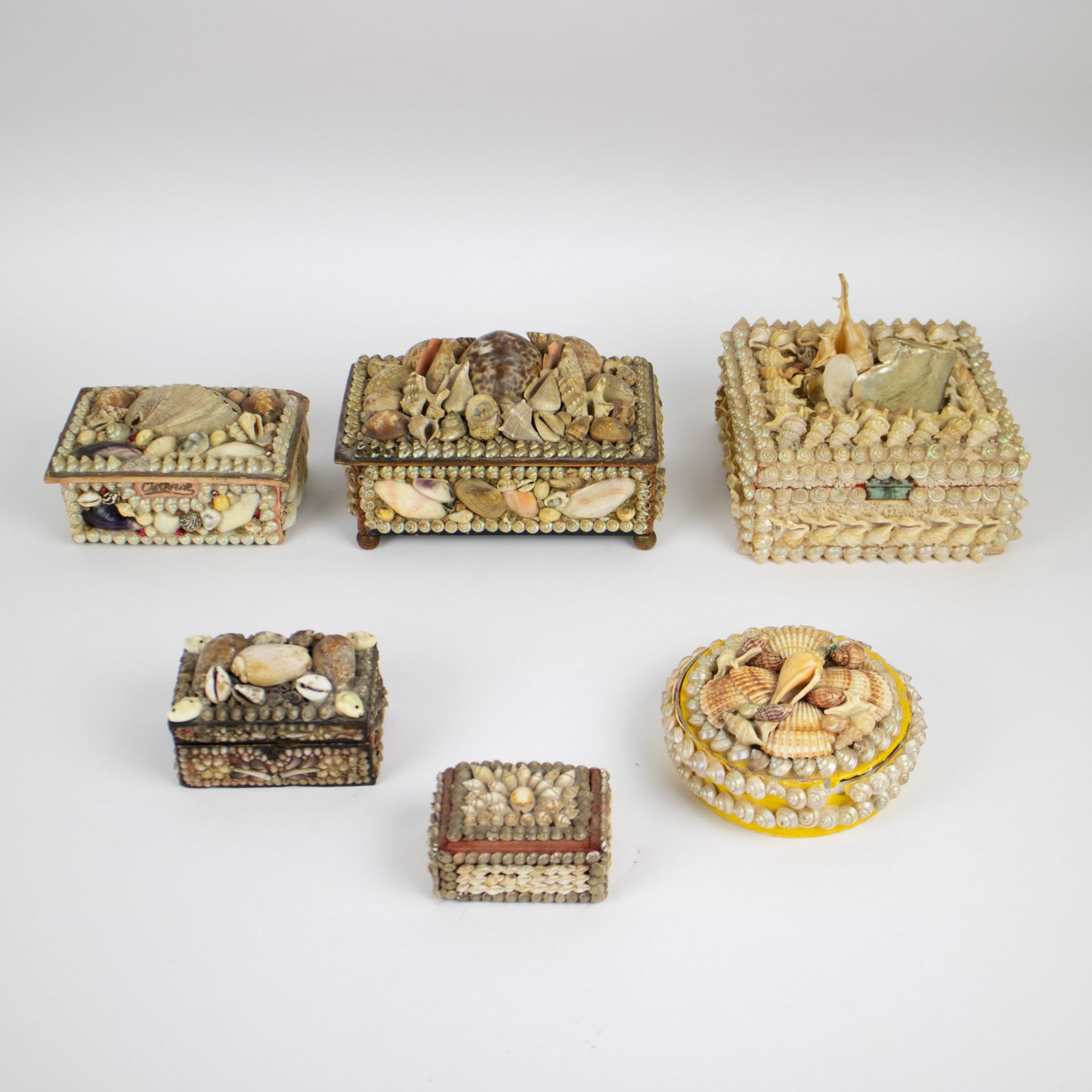 Boxes with shells period Belle Epoque mentions cities on the Flemish coast