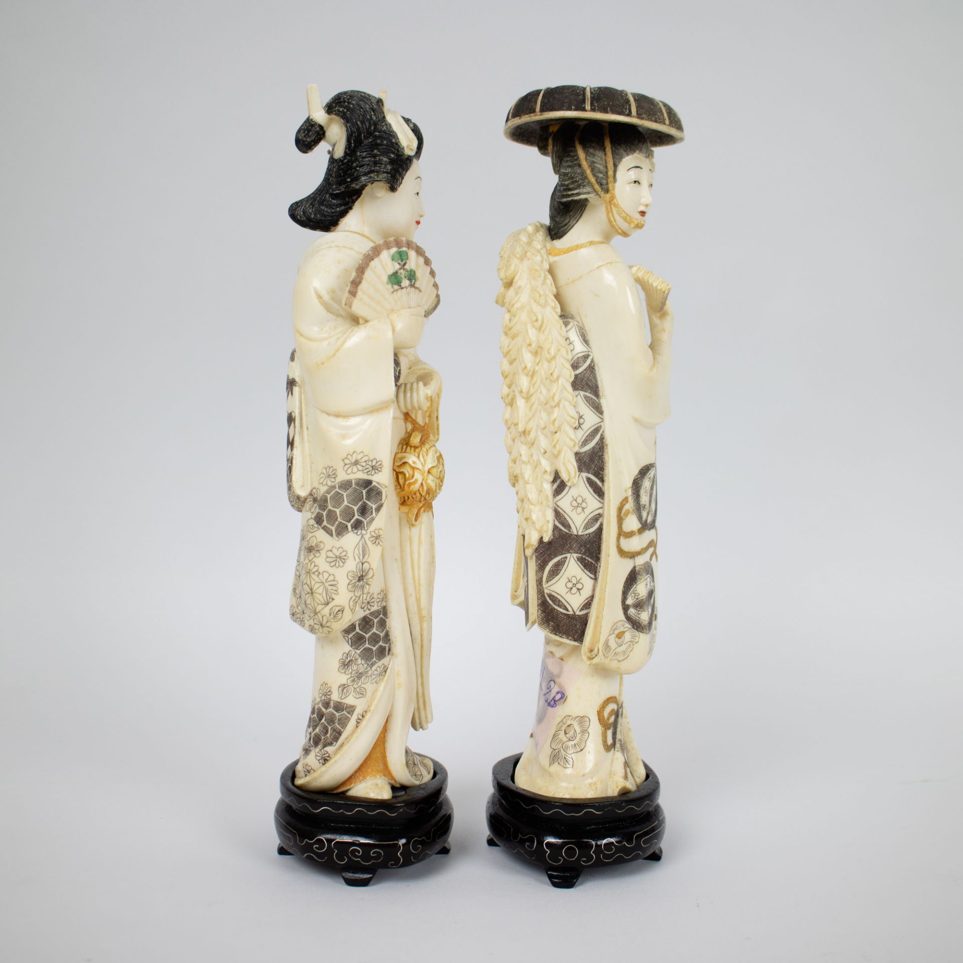 2 Geishas in ivory, Okimono Japan period Meiji 1868-1912 - Image 2 of 4