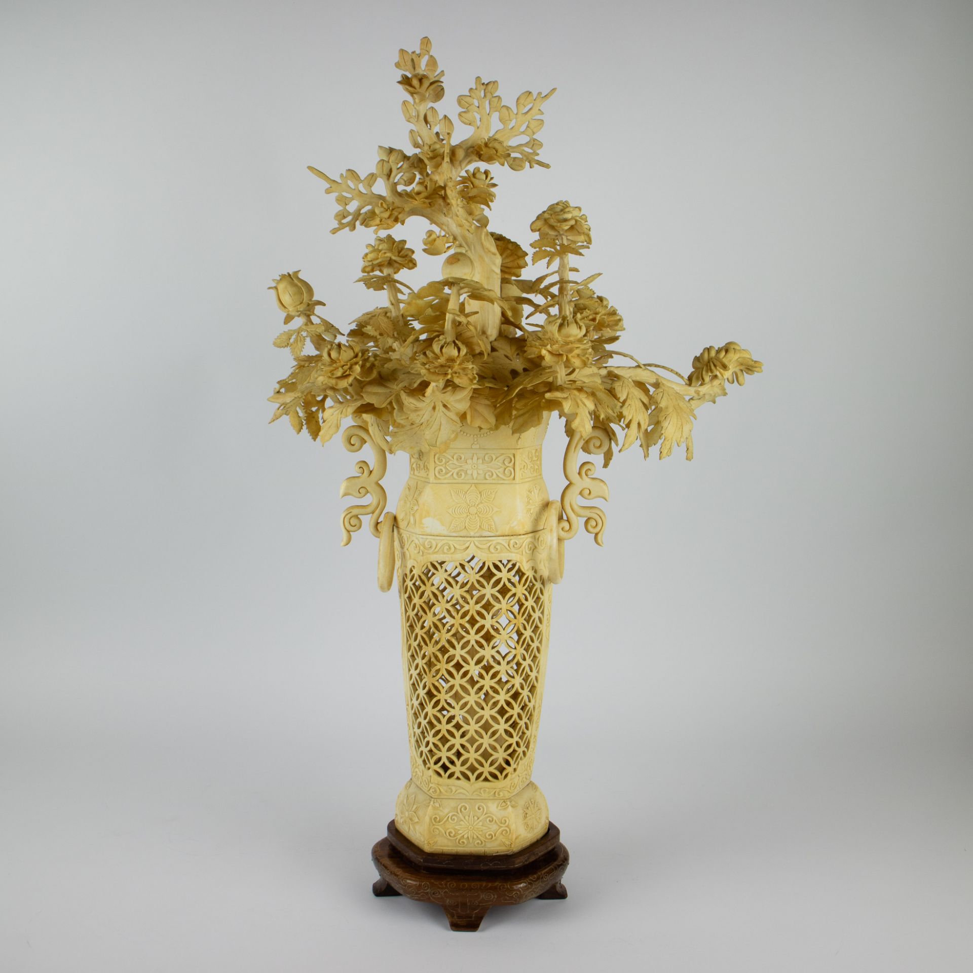 A large Chinese flower arrangement with peonies, chrysanthemums and magnolias - Image 3 of 13