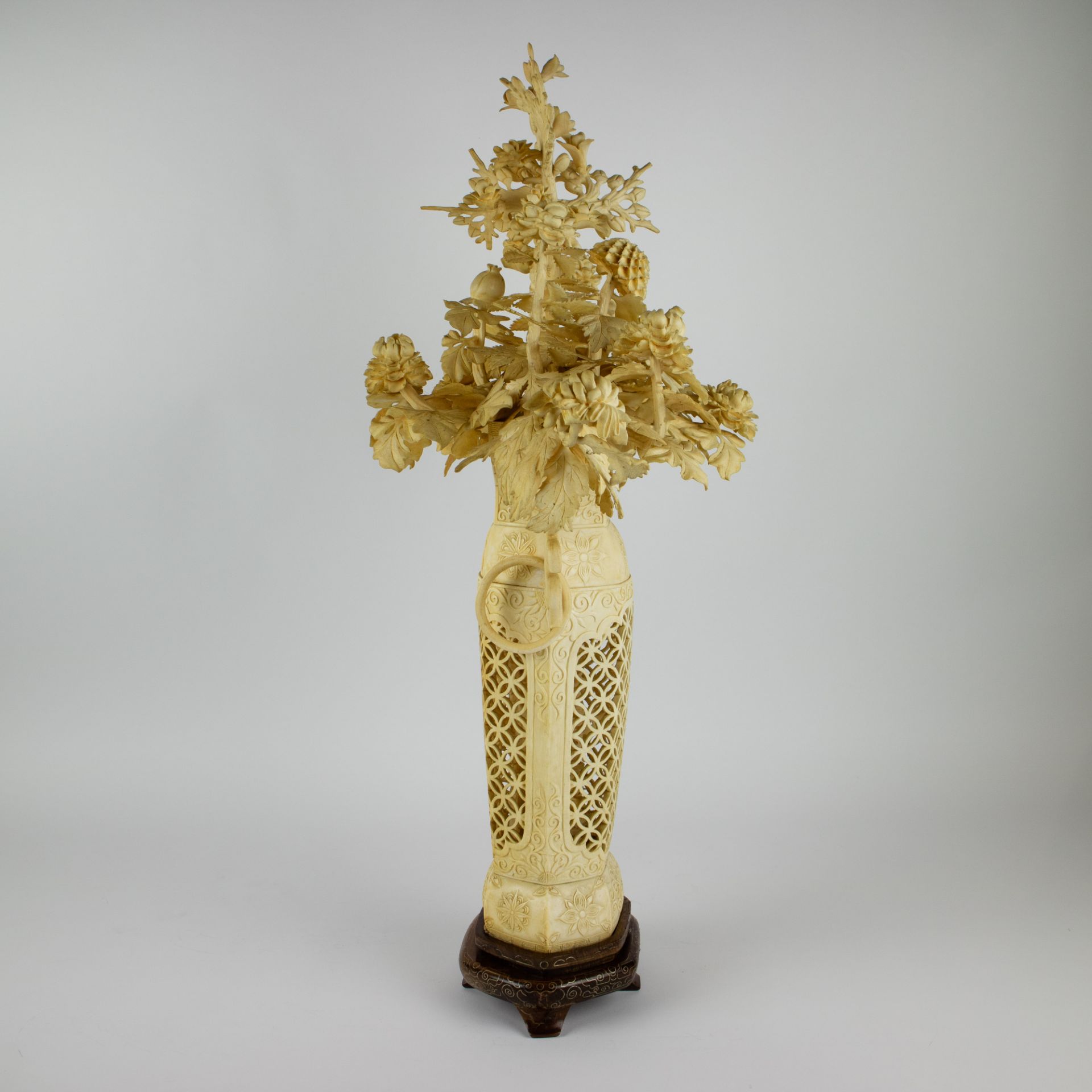 A large Chinese flower arrangement with peonies, chrysanthemums and magnolias - Image 4 of 13