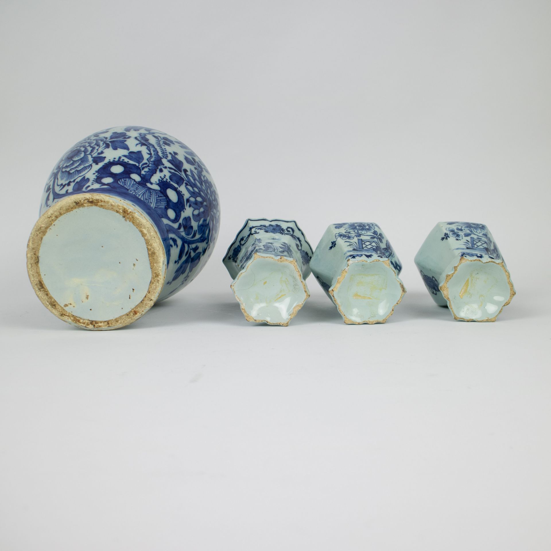 Delft vase with lid and 3 small vases, 18th century - Image 5 of 5