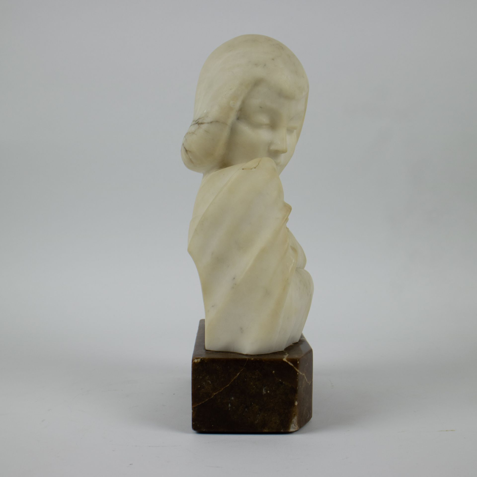 Marble buste of a young Lady - Image 4 of 5