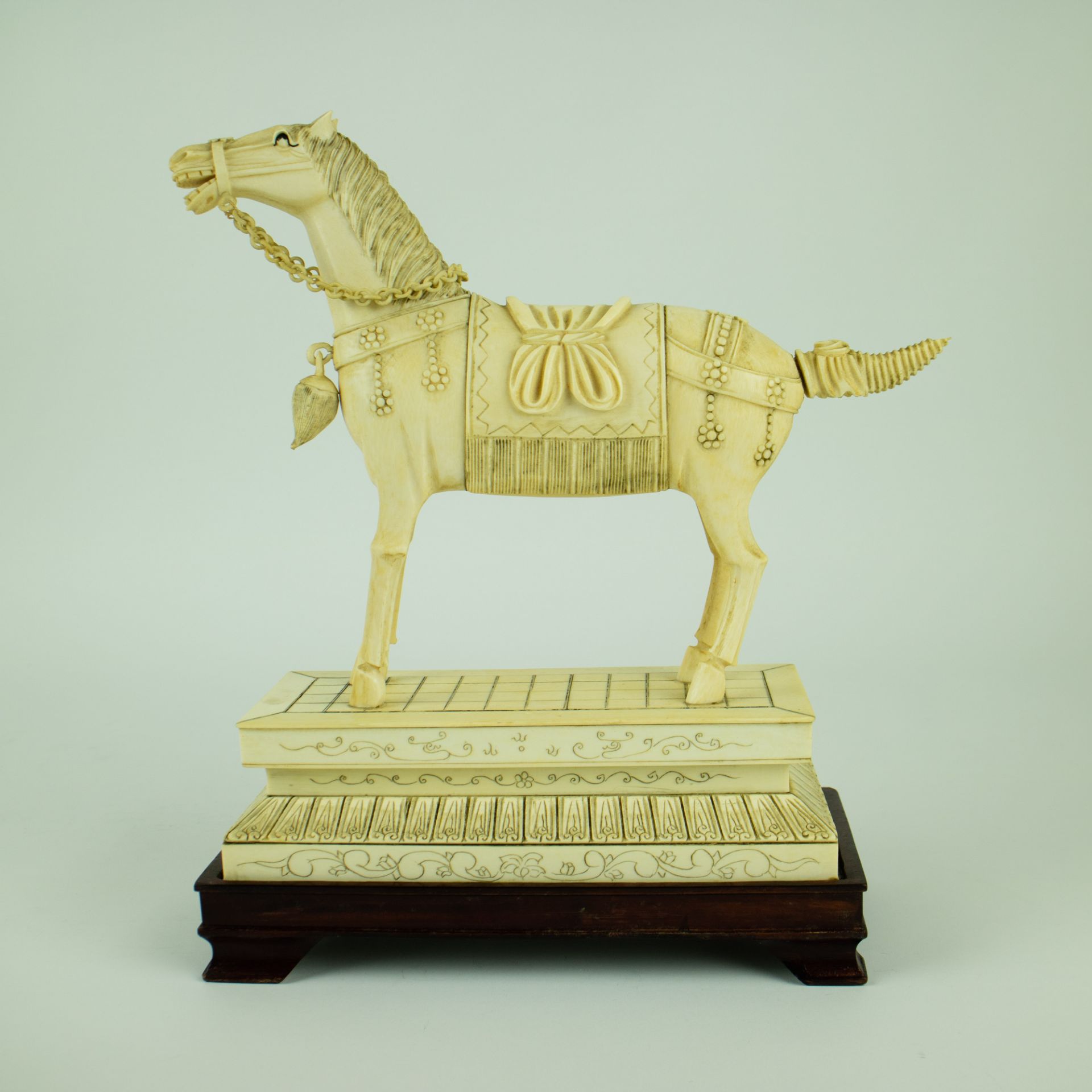 2 Chinese horses very finely carved in ivory - Image 10 of 13