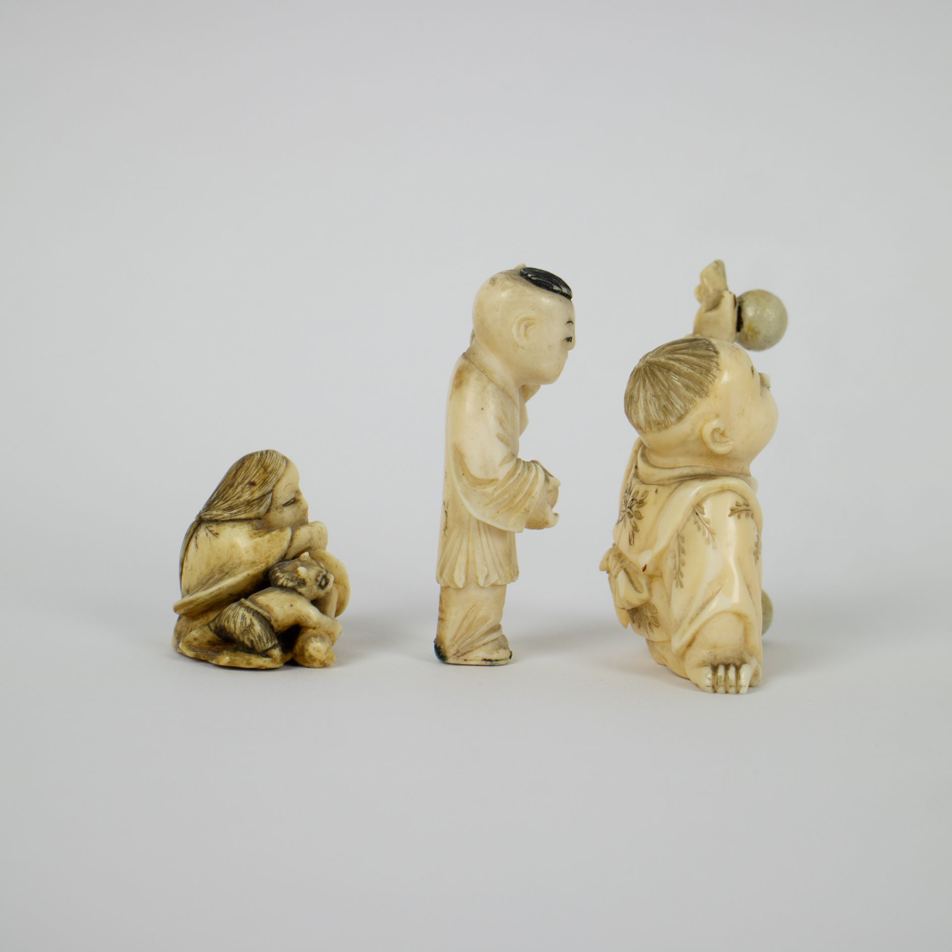 A netsuke and 2 okimono's in ivory ca 1900 - Image 4 of 5