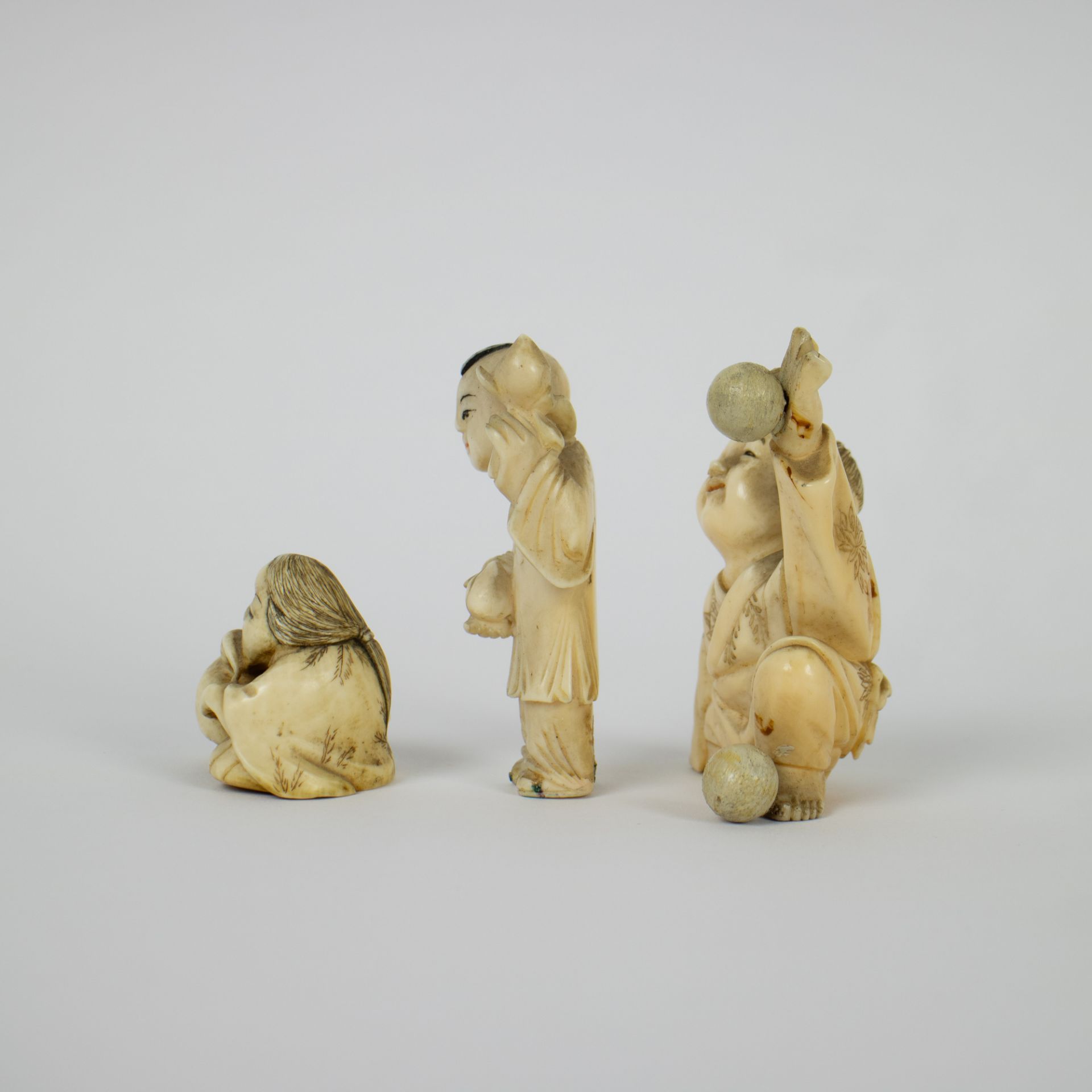 A netsuke and 2 okimono's in ivory ca 1900 - Image 2 of 5