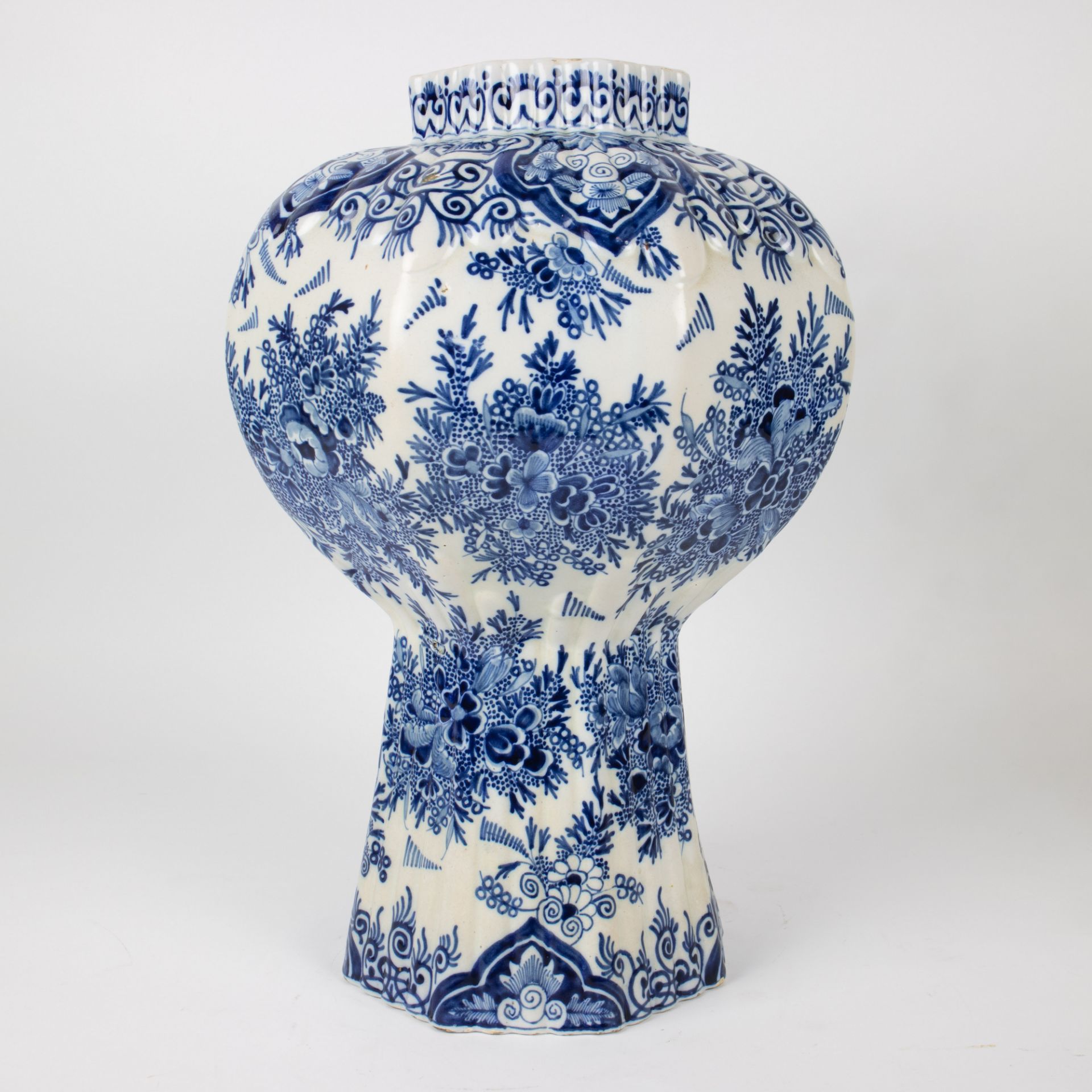 Octagonal baluster-shaped Delft vase - Image 5 of 9