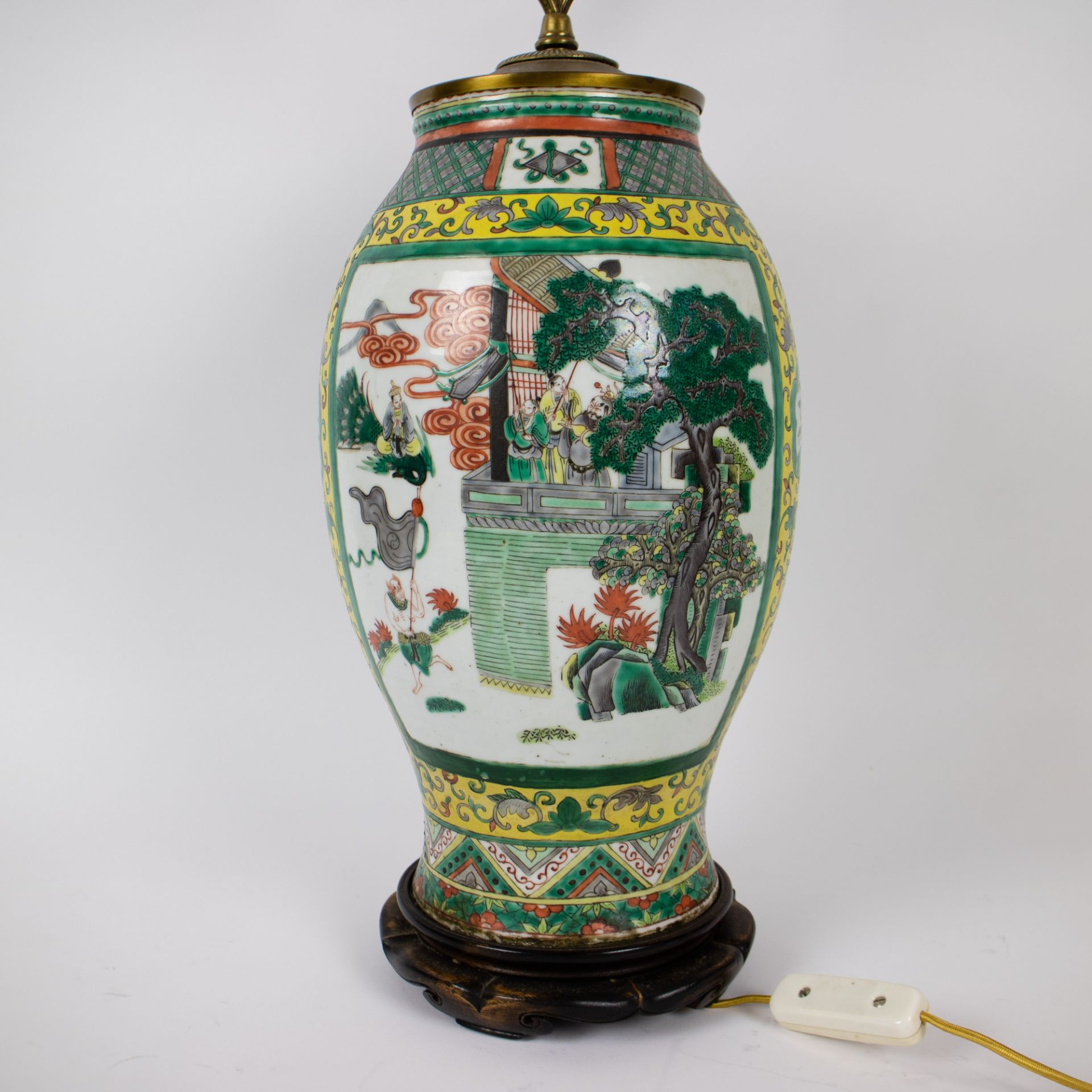 A Chinese storage jar and a famille verte vase - Image 8 of 9