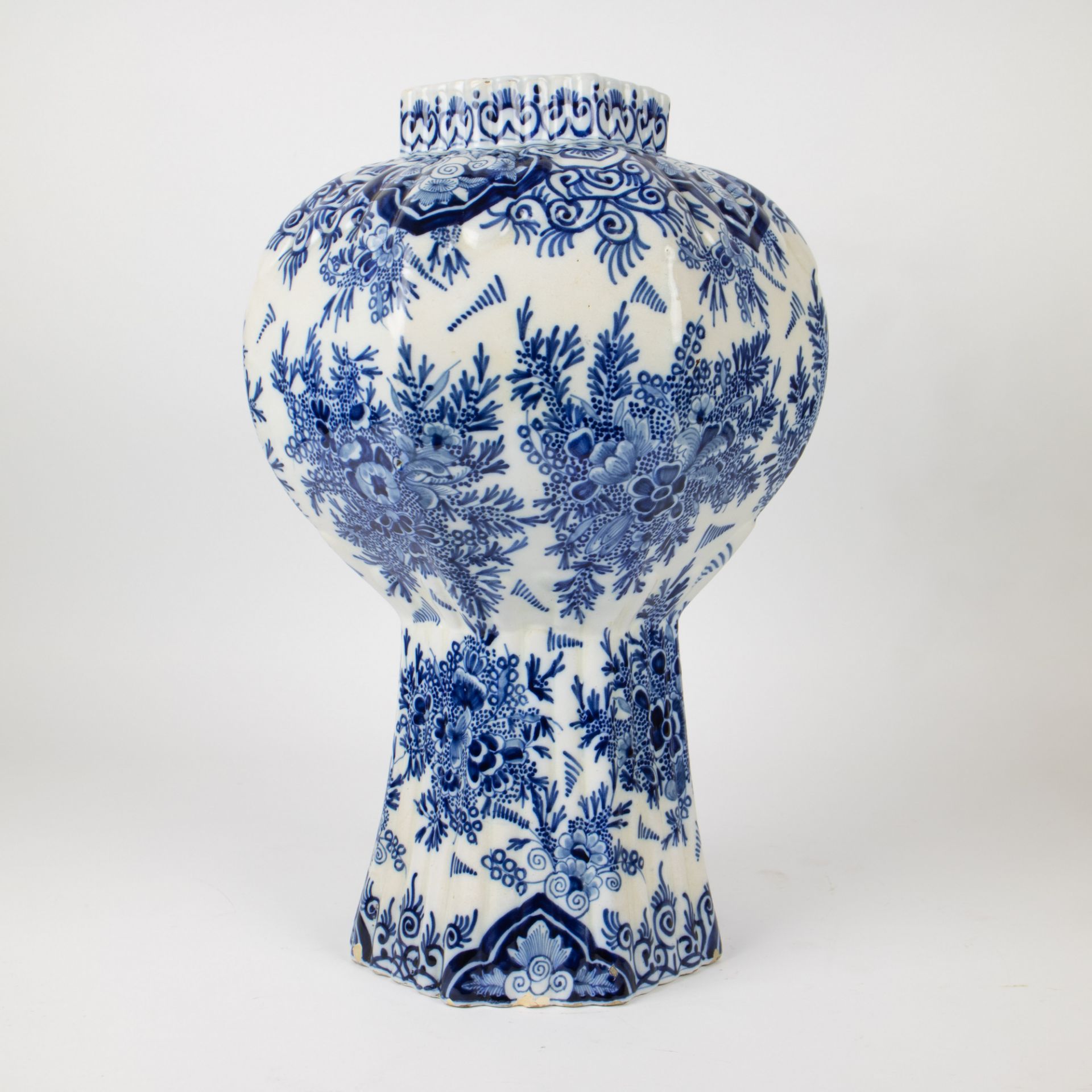 Octagonal baluster-shaped Delft vase - Image 3 of 9