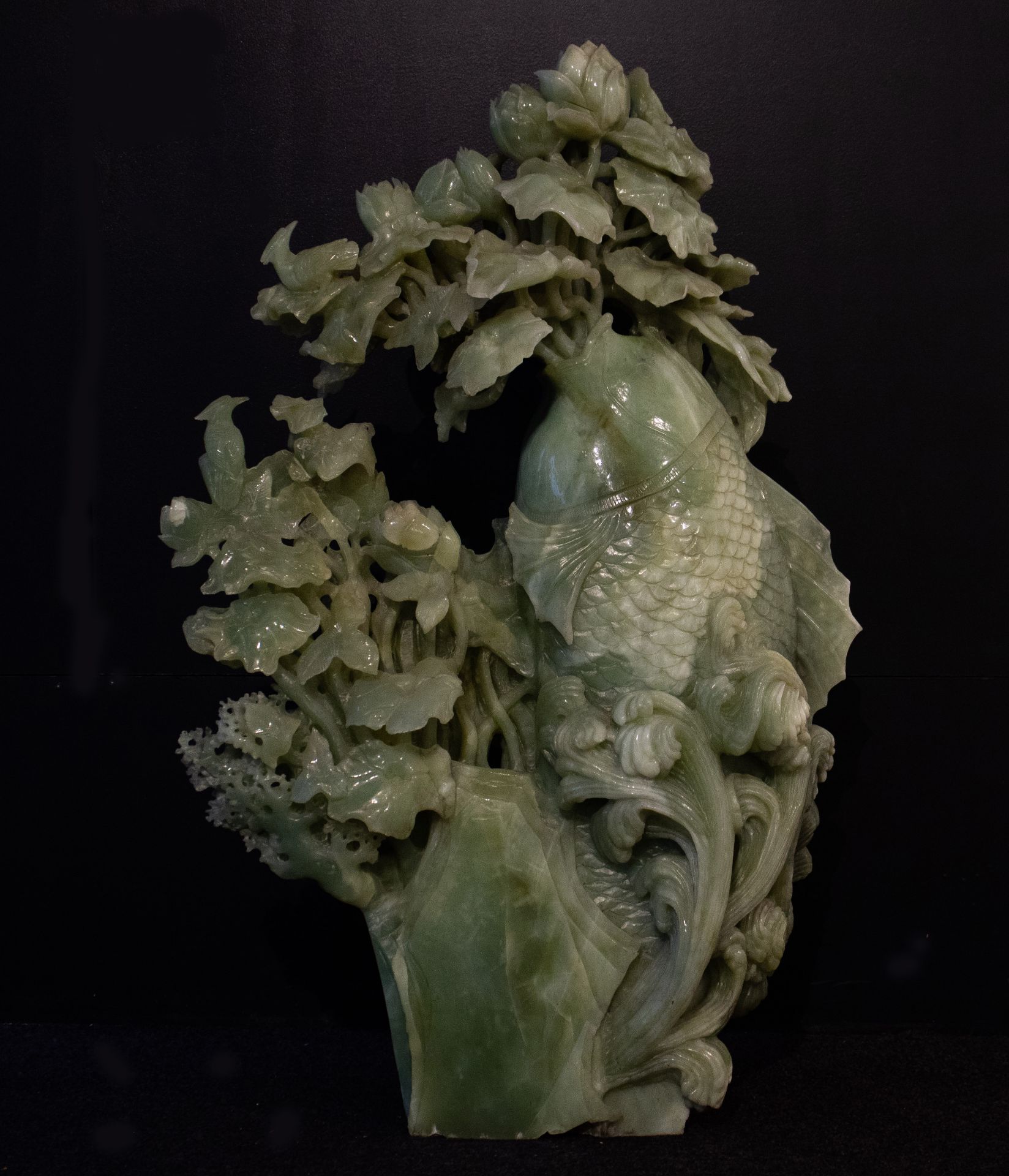 Large bowenite (serpentinite species) sculpture of a carp among birds and prunus blossom - Image 2 of 5